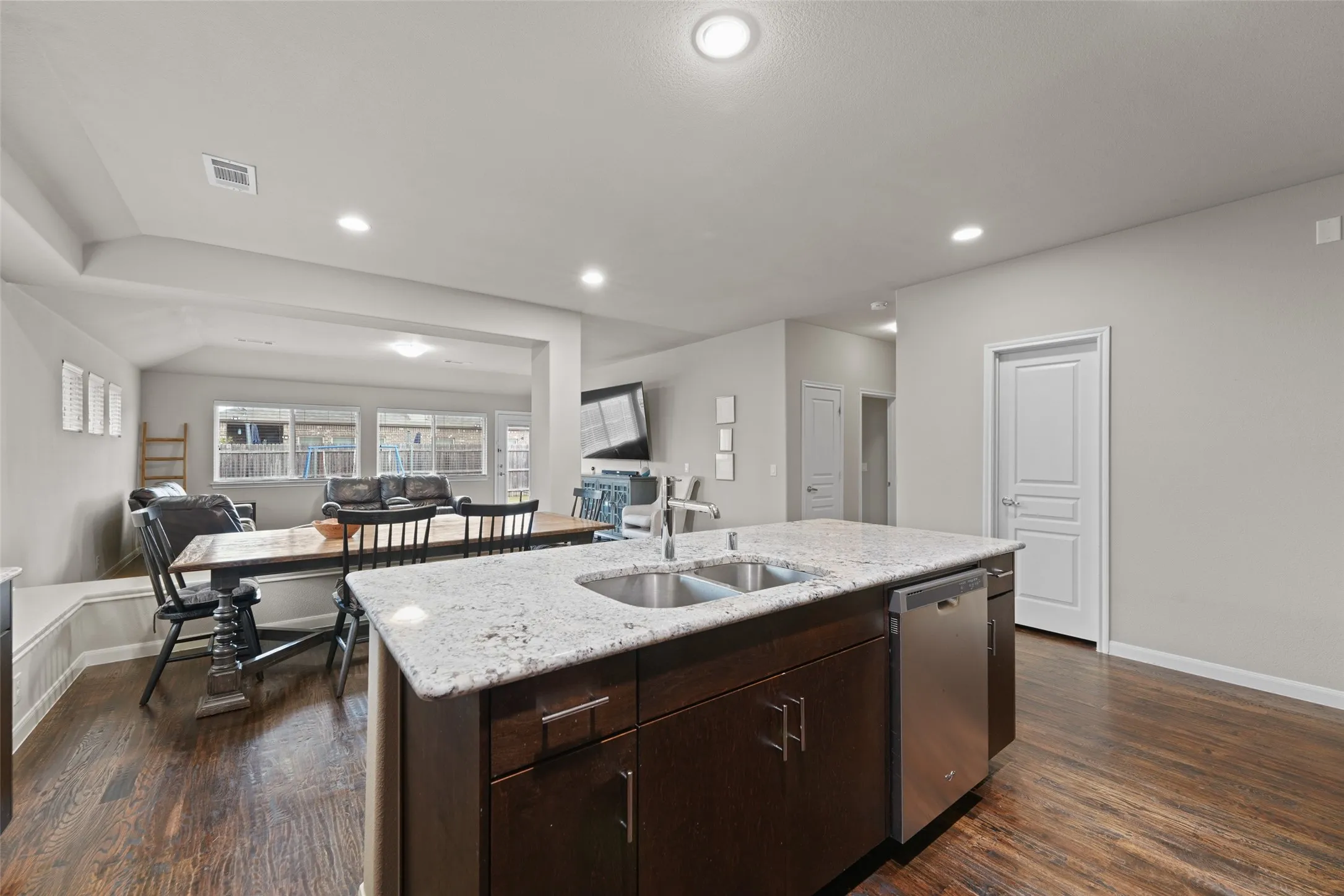 Single Family Residence For Sale in Kaufman County , 2017 Windsong Drive, Heartland, Texas 75126, 4 Bedroom, 2 Bathroom, 2 Garage spaces, 2,130 Sqft, built in 2017, mls#21384017, Real Estate Agent in Heartland, Homes For Sale in Kaufman county, Homes For Sale in Heartland, Realtor in Heartland Texas, Real Estate Brokerage Independent Realty Texas, Luminita Cordes Realtor
