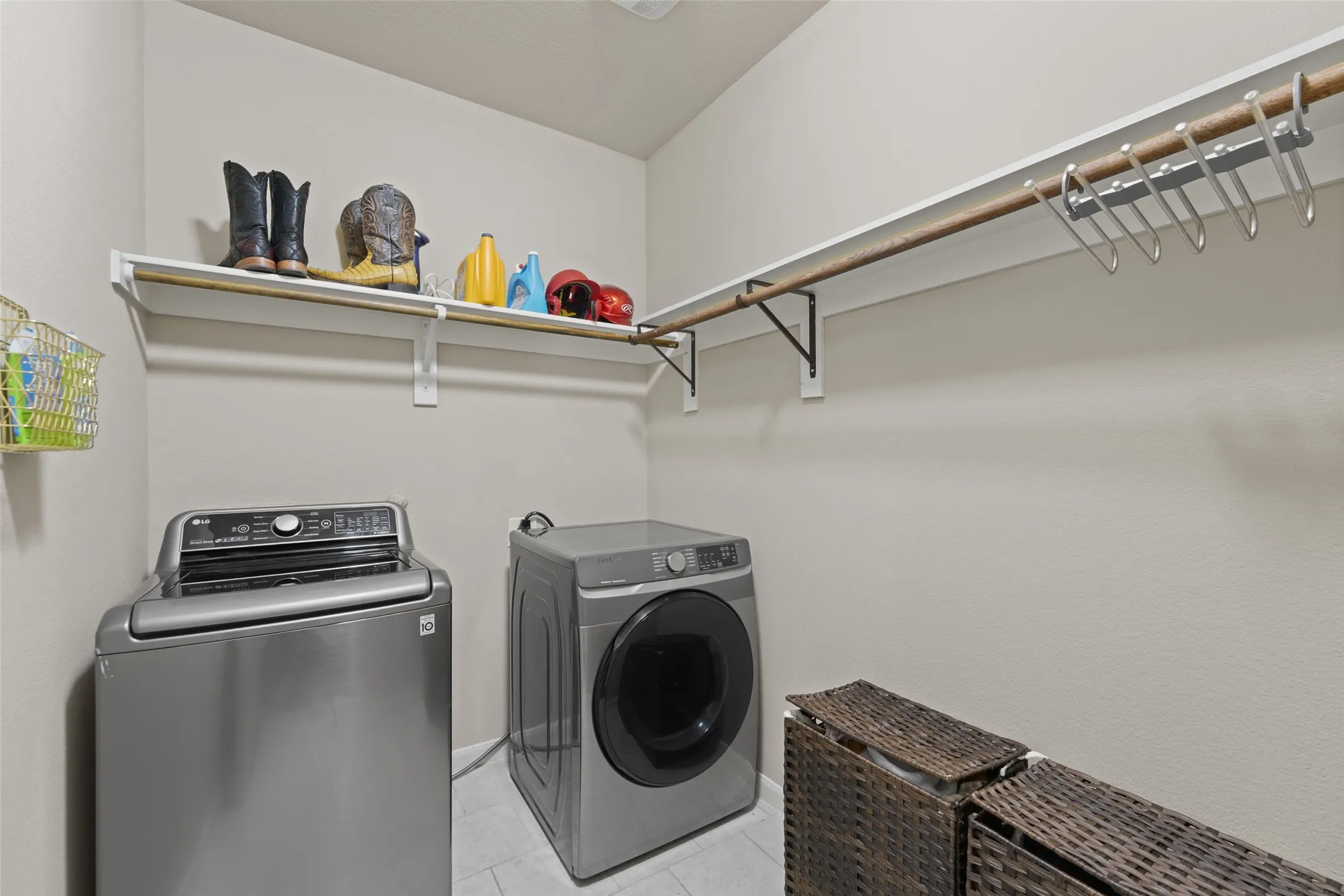Single Family Residence For Sale in Kaufman County , 2017 Windsong Drive, Heartland, Texas 75126, 4 Bedroom, 2 Bathroom, 2 Garage spaces, 2,130 Sqft, built in 2017, mls#21384017, Real Estate Agent in Heartland, Homes For Sale in Kaufman county, Homes For Sale in Heartland, Realtor in Heartland Texas, Real Estate Brokerage Independent Realty Texas, Luminita Cordes Realtor