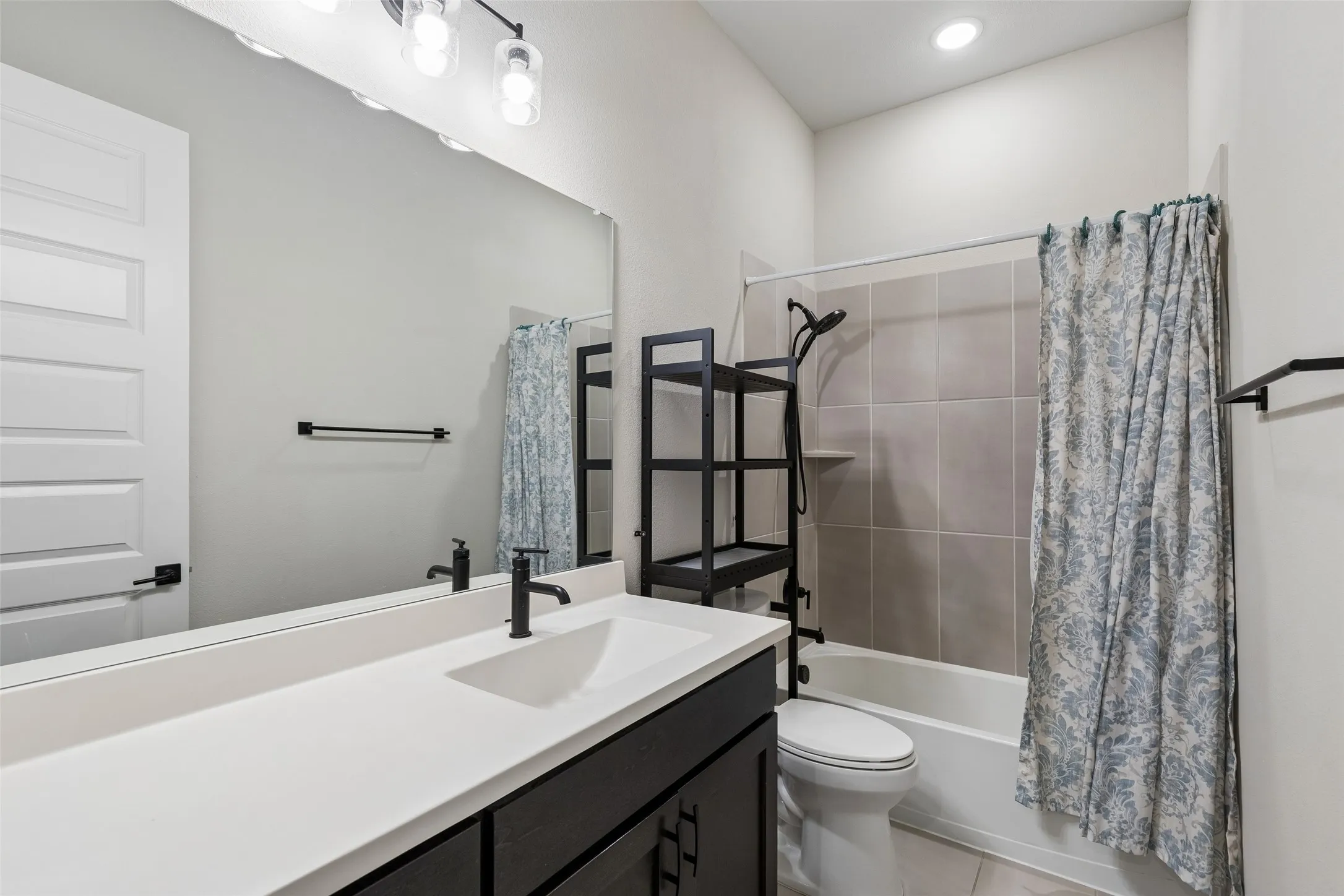 Single Family Residence For Sale in Grayson County , 1812 Leo Drive, Van Alstyne, Texas 75495, 4 Bedroom, 2 Bathroom, 3 Garage spaces, 2,308 Sqft, built in 2023, mls#21357732, Real Estate Agent in Van Alstyne, Homes For Sale in Grayson county, Homes For Sale in Van Alstyne, Realtor in Van Alstyne Texas, Real Estate Brokerage Independent Realty Texas, Luminita Cordes Realtor