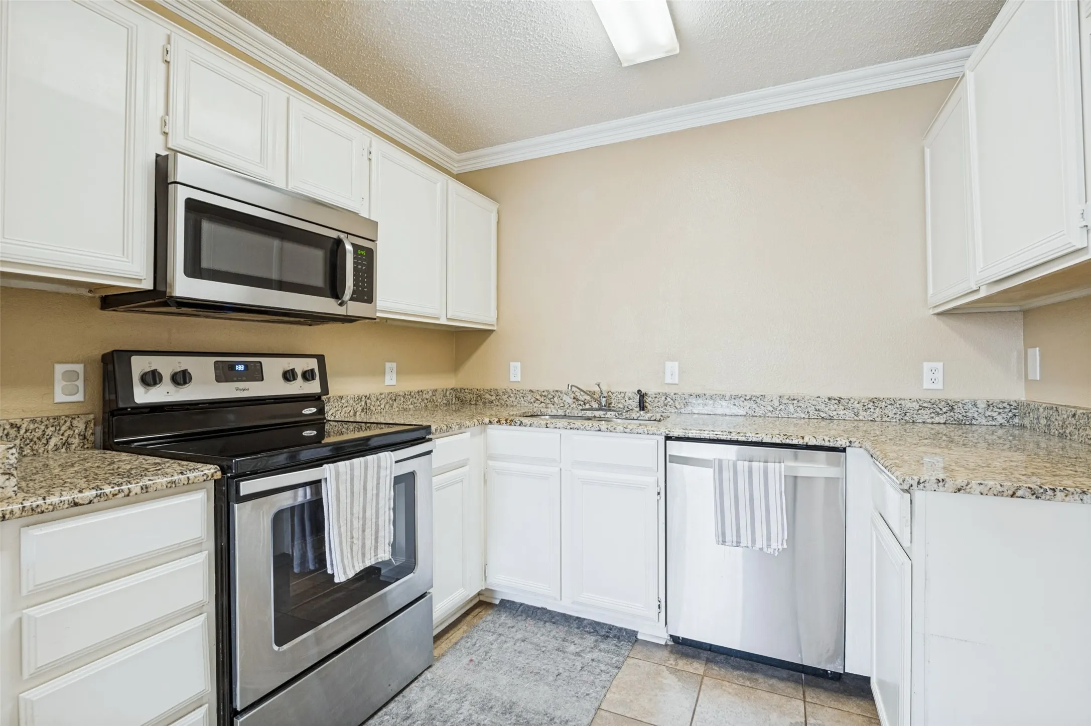 Single Family Residence For Sale in Tarrant County , 6542 Nellie Drive, Arlington, Texas 76002, 3 Bedroom, 2 Bathroom, 2 Garage spaces, 1,324 Sqft, built in 1996, mls#21384020, Real Estate Agent in Arlington, Homes For Sale in Tarrant county, Homes For Sale in Arlington, Realtor in Arlington Texas, Real Estate Brokerage Independent Realty Texas, Luminita Cordes Realtor