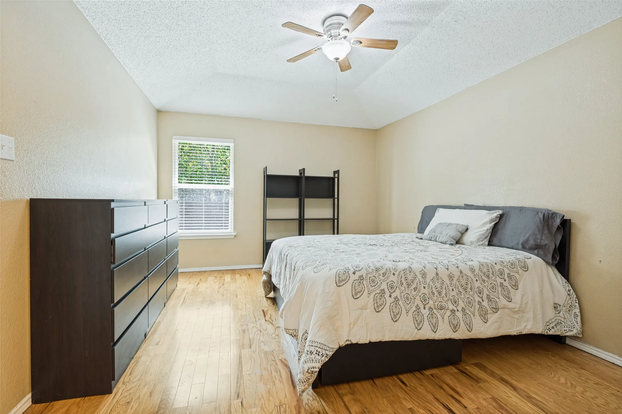 Single Family Residence For Sale in Tarrant County , 6542 Nellie Drive, Arlington, Texas 76002, 3 Bedroom, 2 Bathroom, 2 Garage spaces, 1,324 Sqft, built in 1996, mls#21384020, Real Estate Agent in Arlington, Homes For Sale in Tarrant county, Homes For Sale in Arlington, Realtor in Arlington Texas, Real Estate Brokerage Independent Realty Texas, Luminita Cordes Realtor