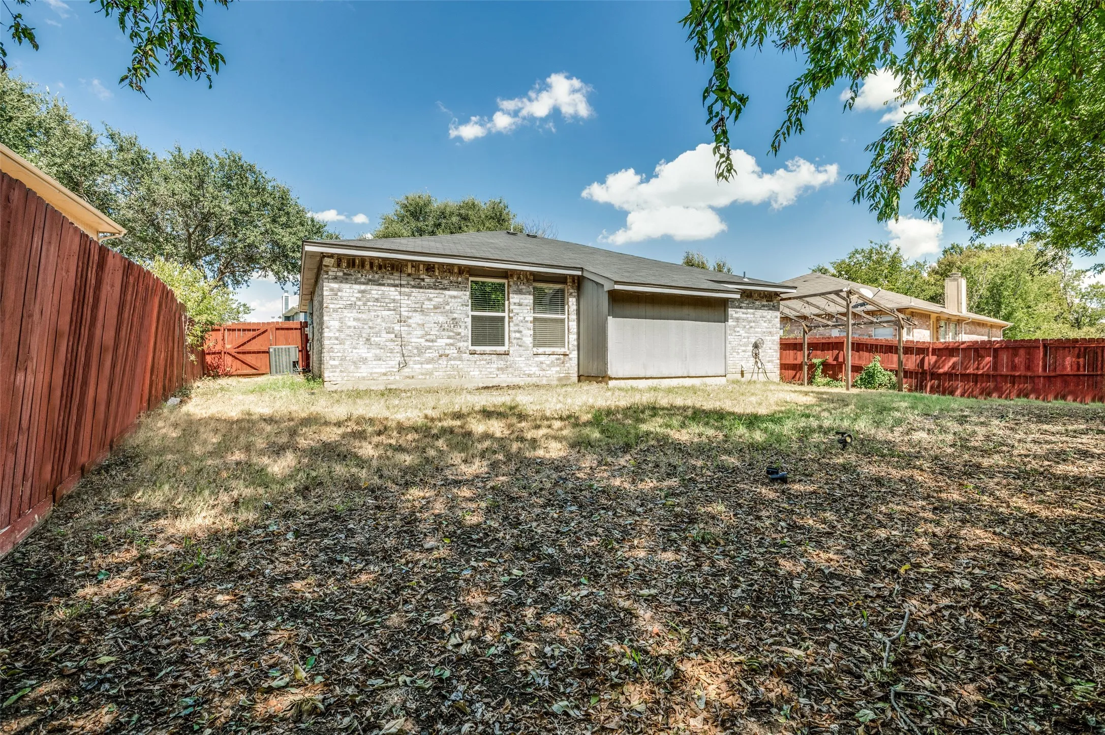 Single Family Residence For Sale in Tarrant County , 6542 Nellie Drive, Arlington, Texas 76002, 3 Bedroom, 2 Bathroom, 2 Garage spaces, 1,324 Sqft, built in 1996, mls#21384020, Real Estate Agent in Arlington, Homes For Sale in Tarrant county, Homes For Sale in Arlington, Realtor in Arlington Texas, Real Estate Brokerage Independent Realty Texas, Luminita Cordes Realtor