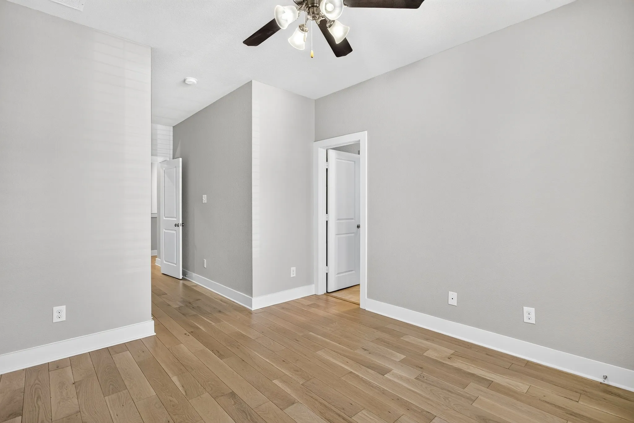 Single Family Residence For Sale in Tarrant County , 415 Templeton Drive, Fort Worth, Texas 76107, 3 Bedroom, 3 Bathroom, 2 Garage spaces, 2,278 Sqft, built in 2014, mls#21383875, Real Estate Agent in Fort Worth, Homes For Sale in Tarrant county, Homes For Sale in Fort Worth, Realtor in Fort Worth Texas, Real Estate Brokerage Independent Realty Texas, Luminita Cordes Realtor