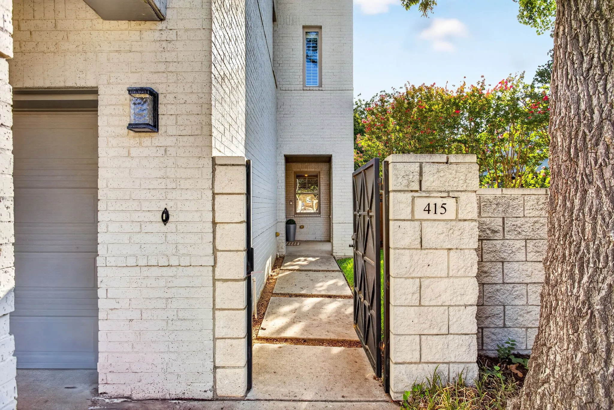 Single Family Residence For Sale in Tarrant County , 415 Templeton Drive, Fort Worth, Texas 76107, 3 Bedroom, 3 Bathroom, 2 Garage spaces, 2,278 Sqft, built in 2014, mls#21383875, Real Estate Agent in Fort Worth, Homes For Sale in Tarrant county, Homes For Sale in Fort Worth, Realtor in Fort Worth Texas, Real Estate Brokerage Independent Realty Texas, Luminita Cordes Realtor