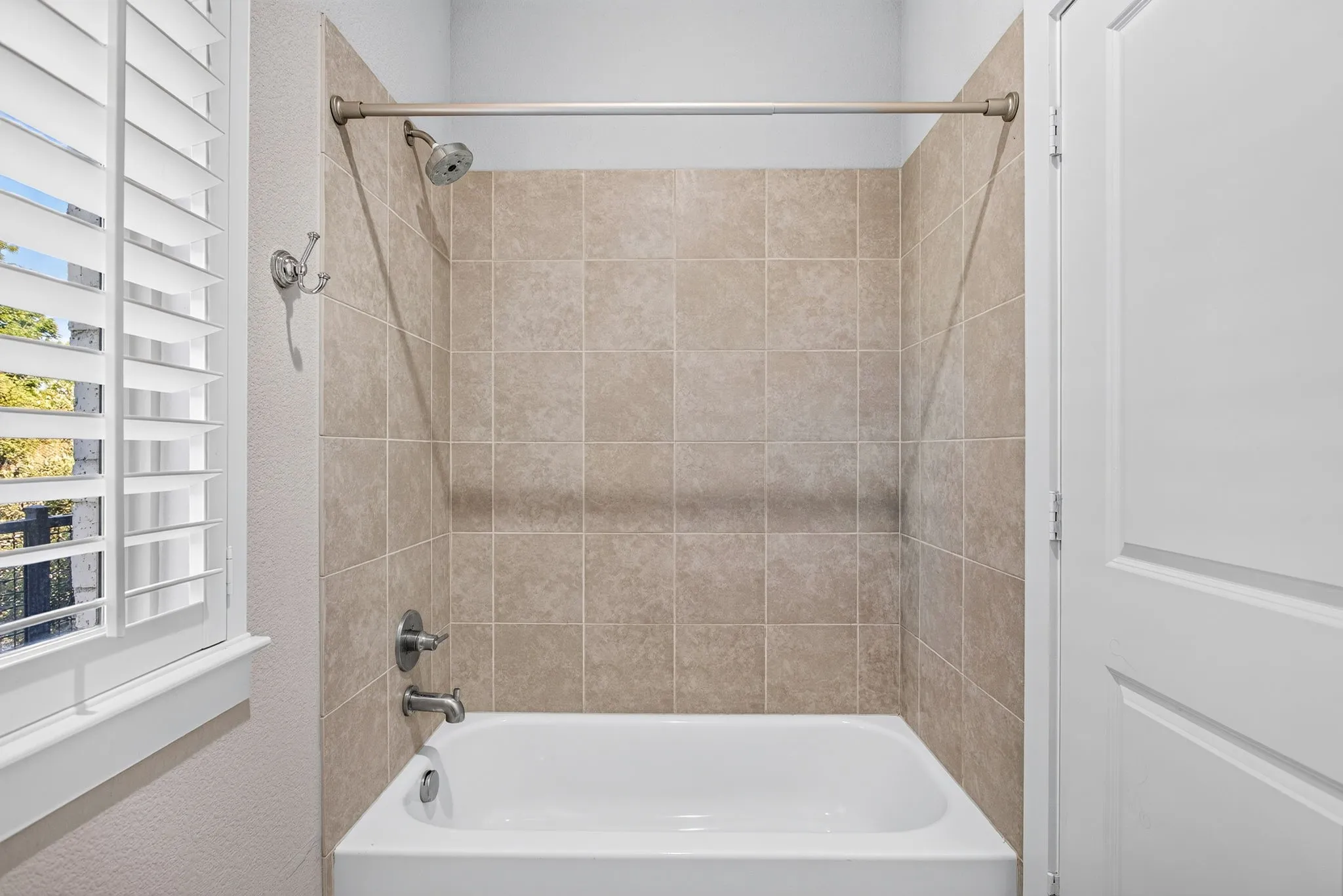 Single Family Residence For Sale in Tarrant County , 415 Templeton Drive, Fort Worth, Texas 76107, 3 Bedroom, 3 Bathroom, 2 Garage spaces, 2,278 Sqft, built in 2014, mls#21383875, Real Estate Agent in Fort Worth, Homes For Sale in Tarrant county, Homes For Sale in Fort Worth, Realtor in Fort Worth Texas, Real Estate Brokerage Independent Realty Texas, Luminita Cordes Realtor