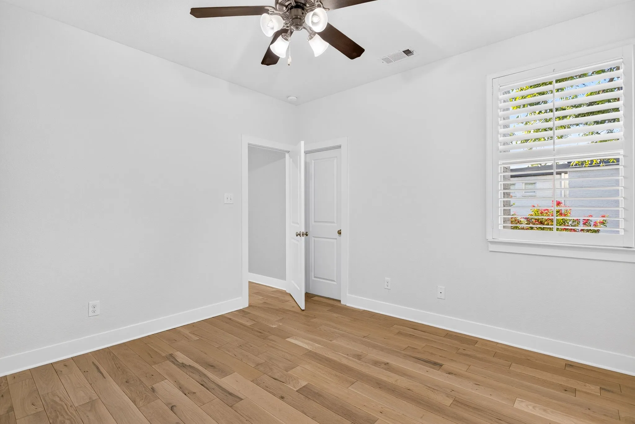 Single Family Residence For Sale in Tarrant County , 415 Templeton Drive, Fort Worth, Texas 76107, 3 Bedroom, 3 Bathroom, 2 Garage spaces, 2,278 Sqft, built in 2014, mls#21383875, Real Estate Agent in Fort Worth, Homes For Sale in Tarrant county, Homes For Sale in Fort Worth, Realtor in Fort Worth Texas, Real Estate Brokerage Independent Realty Texas, Luminita Cordes Realtor