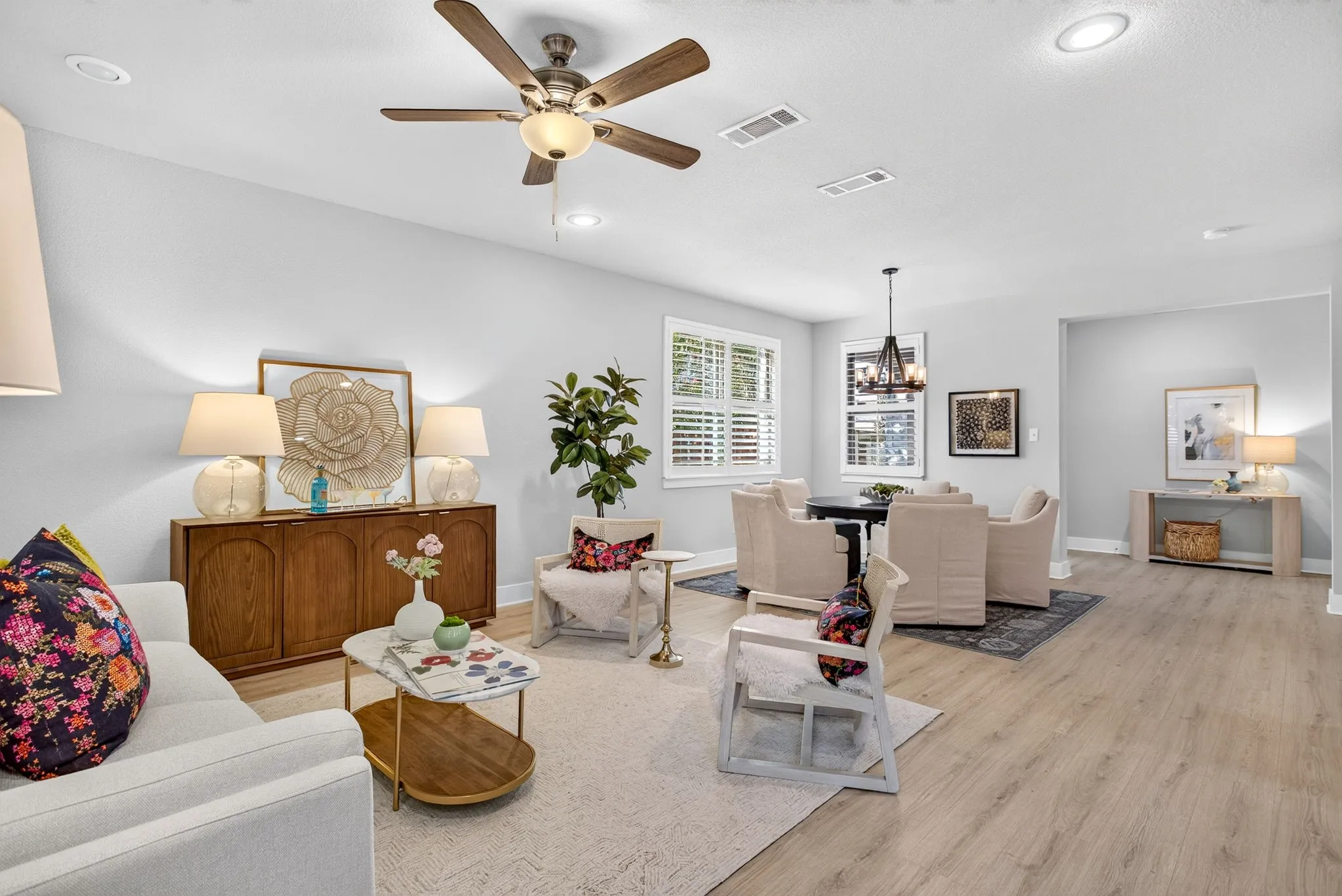 Single Family Residence For Sale in Tarrant County , 415 Templeton Drive, Fort Worth, Texas 76107, 3 Bedroom, 3 Bathroom, 2 Garage spaces, 2,278 Sqft, built in 2014, mls#21383875, Real Estate Agent in Fort Worth, Homes For Sale in Tarrant county, Homes For Sale in Fort Worth, Realtor in Fort Worth Texas, Real Estate Brokerage Independent Realty Texas, Luminita Cordes Realtor