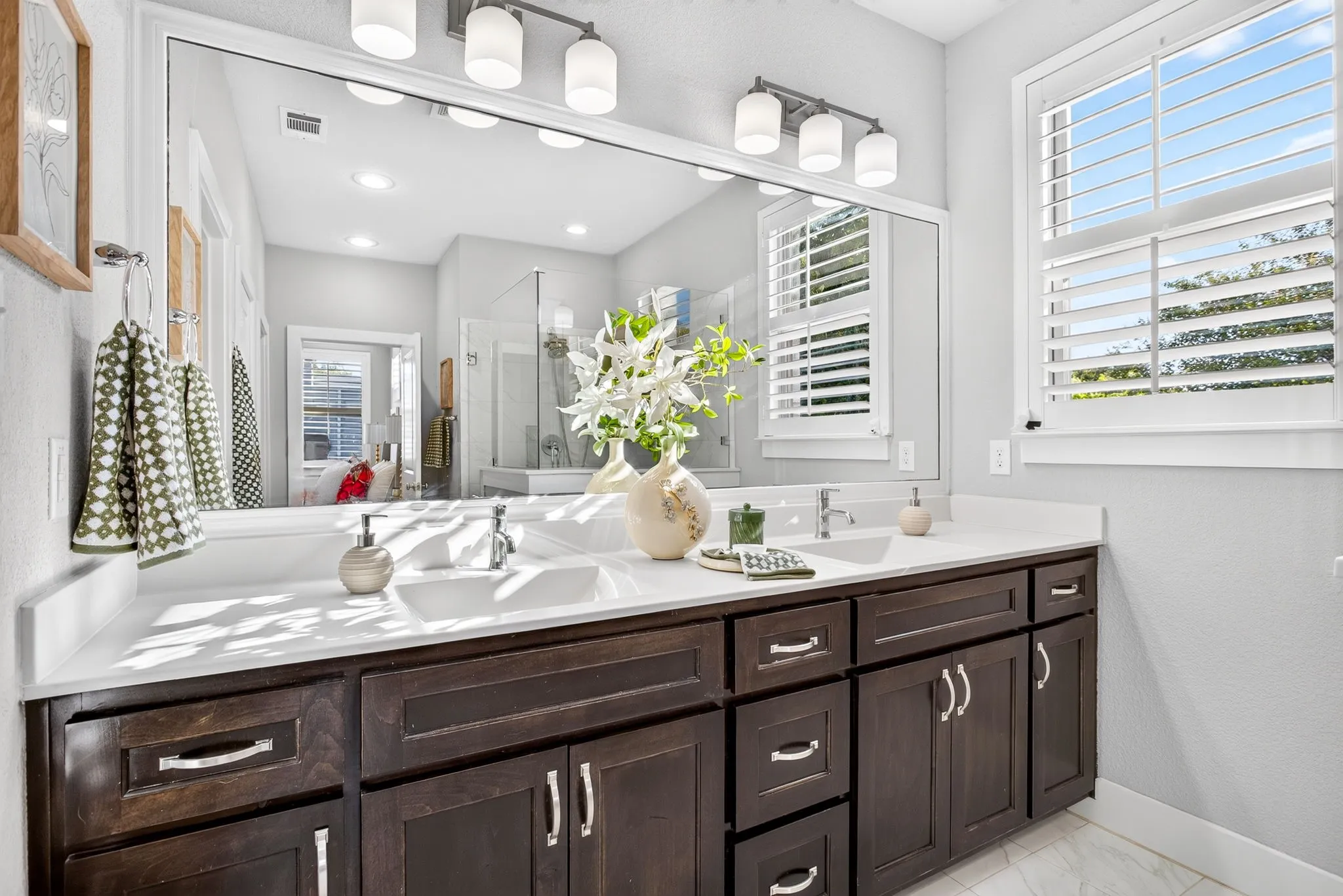 Single Family Residence For Sale in Tarrant County , 415 Templeton Drive, Fort Worth, Texas 76107, 3 Bedroom, 3 Bathroom, 2 Garage spaces, 2,278 Sqft, built in 2014, mls#21383875, Real Estate Agent in Fort Worth, Homes For Sale in Tarrant county, Homes For Sale in Fort Worth, Realtor in Fort Worth Texas, Real Estate Brokerage Independent Realty Texas, Luminita Cordes Realtor
