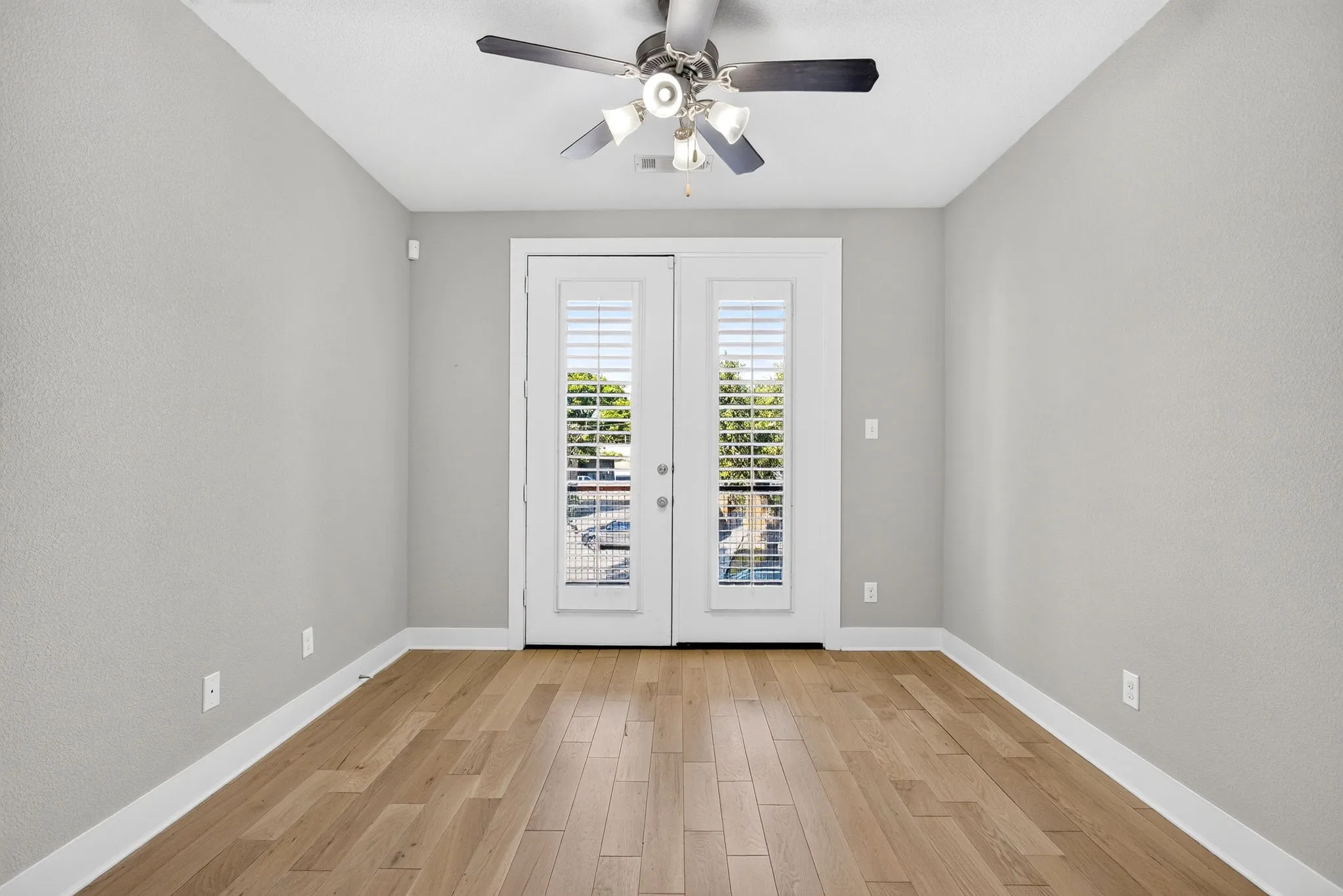 Single Family Residence For Sale in Tarrant County , 415 Templeton Drive, Fort Worth, Texas 76107, 3 Bedroom, 3 Bathroom, 2 Garage spaces, 2,278 Sqft, built in 2014, mls#21383875, Real Estate Agent in Fort Worth, Homes For Sale in Tarrant county, Homes For Sale in Fort Worth, Realtor in Fort Worth Texas, Real Estate Brokerage Independent Realty Texas, Luminita Cordes Realtor