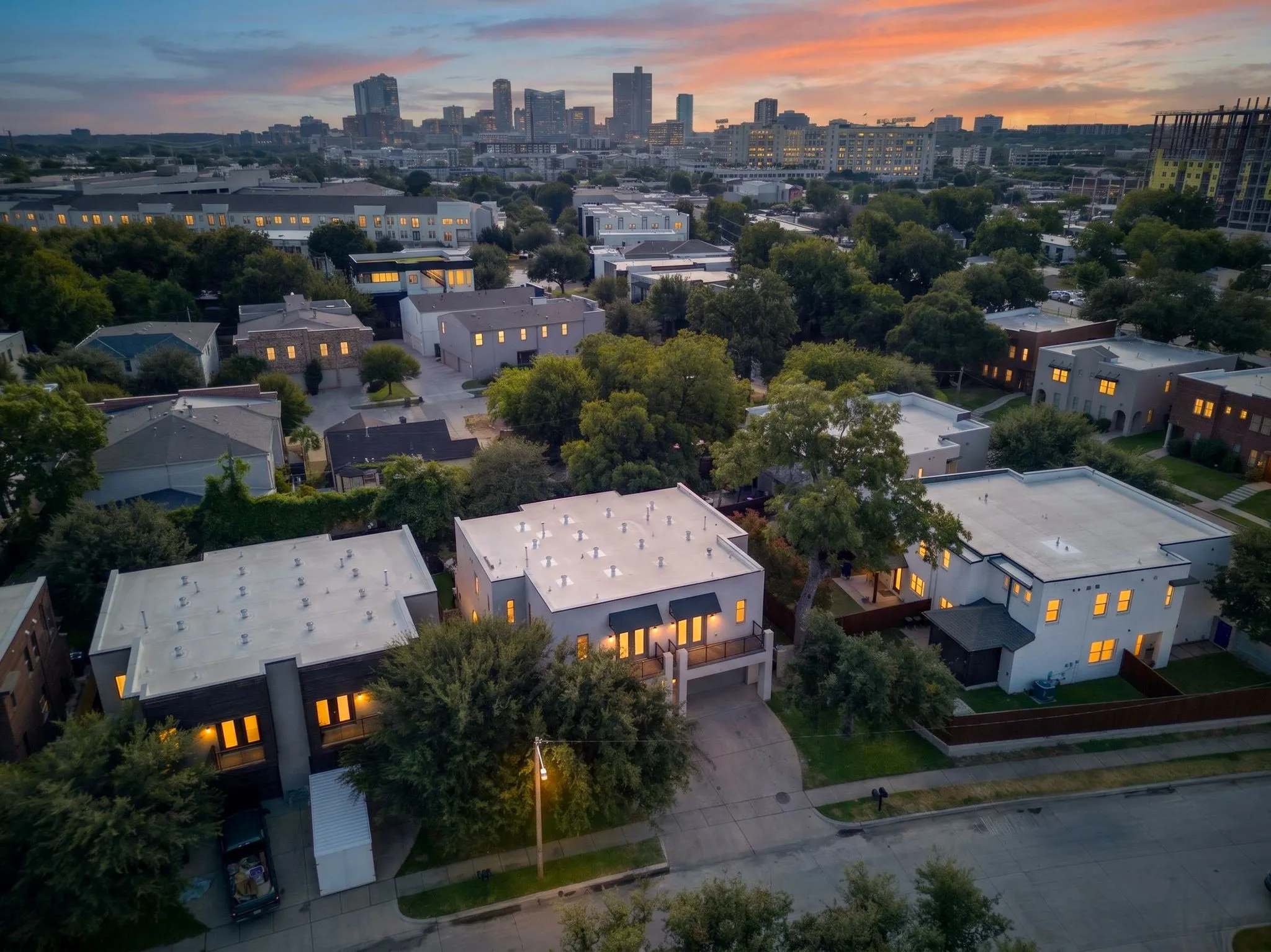 Single Family Residence For Sale in Tarrant County , 415 Templeton Drive, Fort Worth, Texas 76107, 3 Bedroom, 3 Bathroom, 2 Garage spaces, 2,278 Sqft, built in 2014, mls#21383875, Real Estate Agent in Fort Worth, Homes For Sale in Tarrant county, Homes For Sale in Fort Worth, Realtor in Fort Worth Texas, Real Estate Brokerage Independent Realty Texas, Luminita Cordes Realtor
