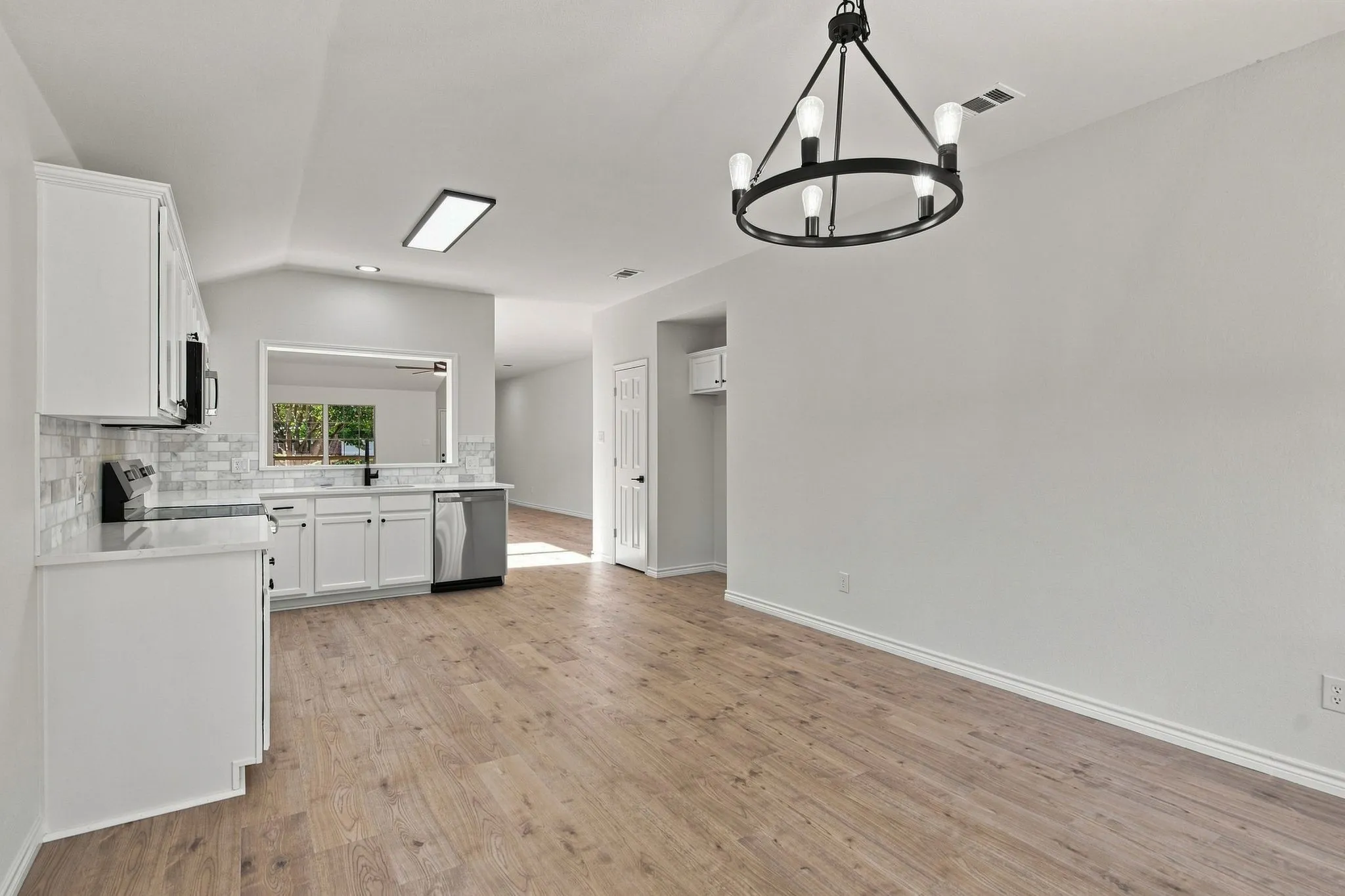 Single Family Residence For Sale in Collin County , 704 Sequoia Drive, Anna, Texas 75409, 3 Bedroom, 2 Bathroom, Garage spaces, 1,729 Sqft, built in 2004, mls#21384013, Real Estate Agent in Anna, Homes For Sale in Collin county, Homes For Sale in Anna, Realtor in Anna Texas, Real Estate Brokerage Independent Realty Texas, Luminita Cordes Realtor