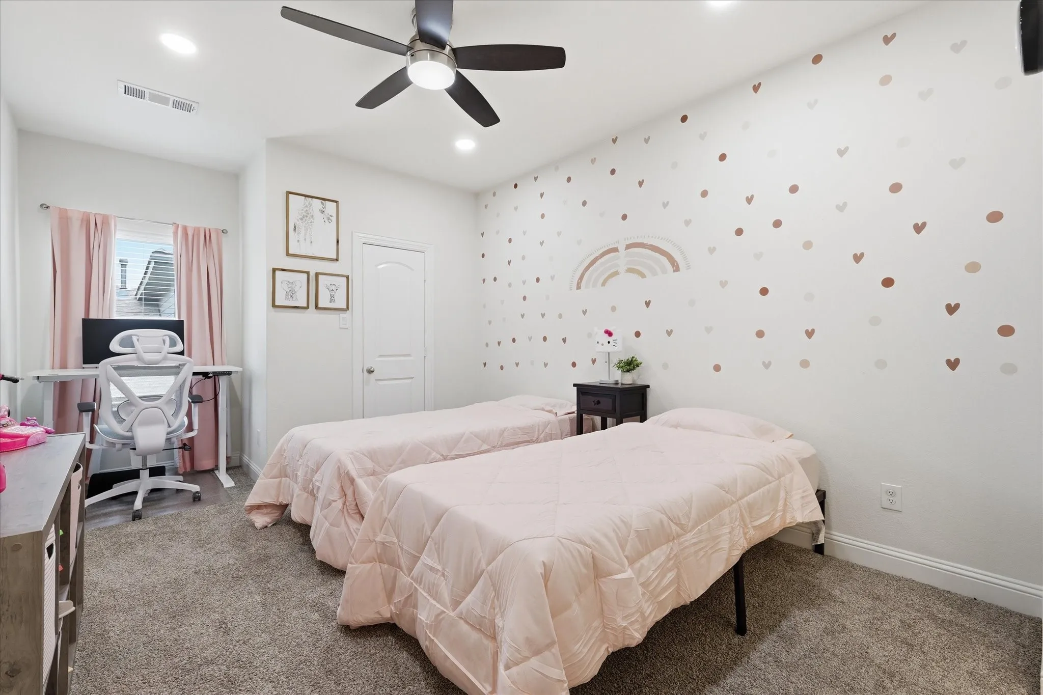 ALL bedrooms feature an en-suite bathroom.