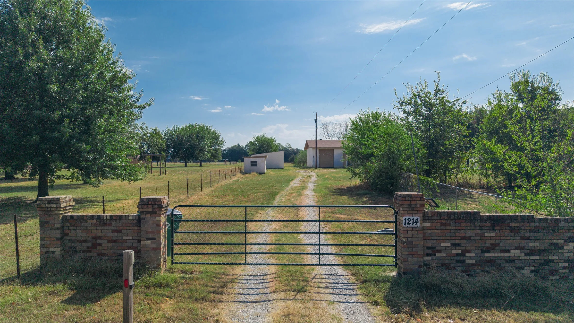 Single Family Residence For Rent in Grayson County , 1214 desvoignes, Denison, Texas 75021, 1 Bedroom, 1 Bathroom, 2 Garage spaces, 1,200 Sqft, built in 1945, mls#21384025, Real Estate Agent in Denison, Homes For Rent in Grayson county, Homes For Rent in Denison, Realtor in Denison Texas, Real Estate Brokerage Independent Realty Texas, Luminita Cordes Realtor