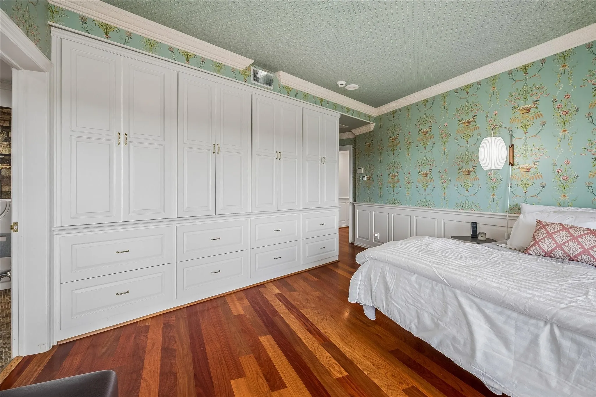 Condominium For Sale in Dallas County , 4500 Roland Avenue 807, Highland Park, Texas 75219, 2 Bedroom, 3 Bathroom, 2 Garage spaces, 1,985 Sqft, built in 1982, mls#21384019, Real Estate Agent in Highland Park, Homes For Sale in Dallas county, Homes For Sale in Highland Park, Realtor in Highland Park Texas, Real Estate Brokerage Independent Realty Texas, Luminita Cordes Realtor
