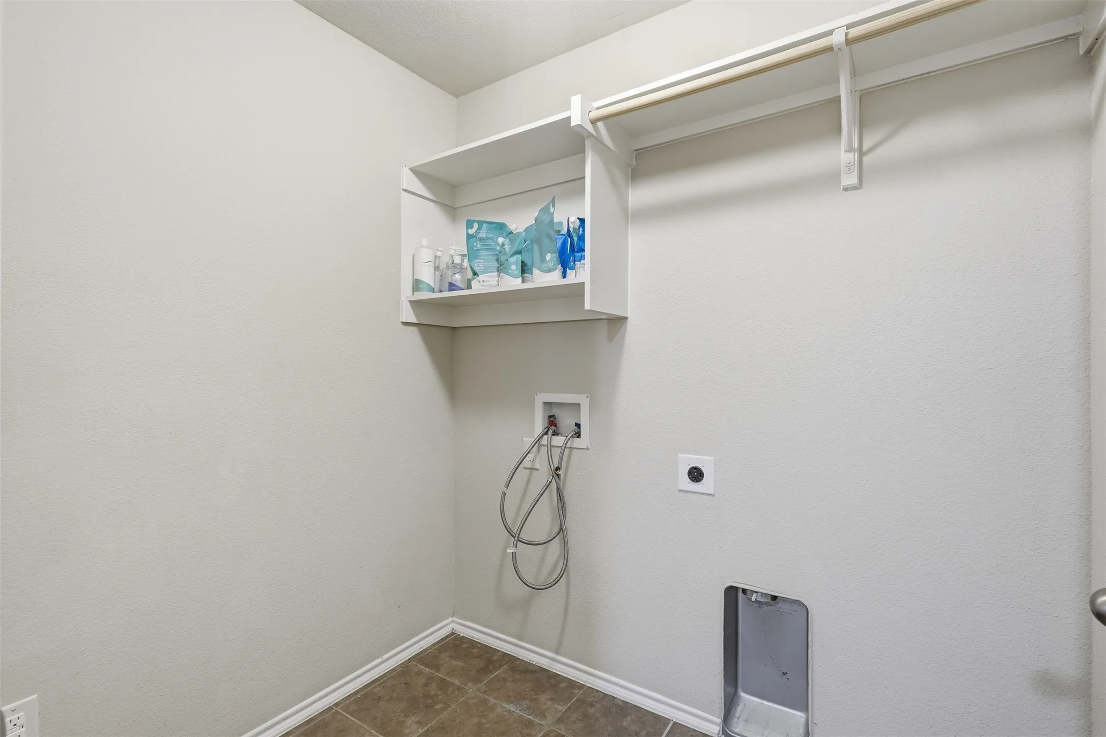 Single Family Residence For Sale in Ellis County , 227 Old Spanish Trail, Waxahachie, Texas 75167, 4 Bedroom, 3 Bathroom, 2 Garage spaces, 2,164 Sqft, built in 2014, mls#21384026, Real Estate Agent in Waxahachie, Homes For Sale in Ellis county, Homes For Sale in Waxahachie, Realtor in Waxahachie Texas, Real Estate Brokerage Independent Realty Texas, Luminita Cordes Realtor