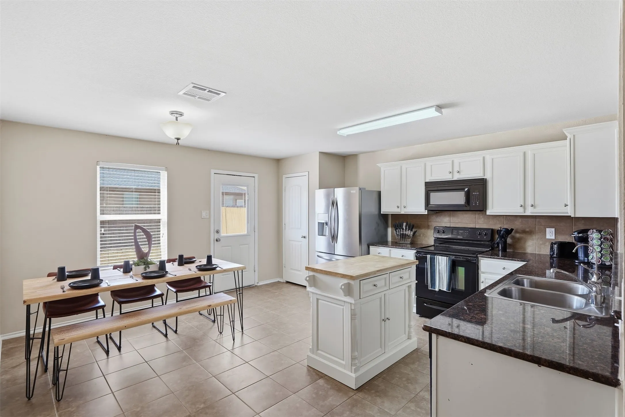 Single Family Residence For Sale in Ellis County , 227 Old Spanish Trail, Waxahachie, Texas 75167, 4 Bedroom, 3 Bathroom, 2 Garage spaces, 2,164 Sqft, built in 2014, mls#21384026, Real Estate Agent in Waxahachie, Homes For Sale in Ellis county, Homes For Sale in Waxahachie, Realtor in Waxahachie Texas, Real Estate Brokerage Independent Realty Texas, Luminita Cordes Realtor