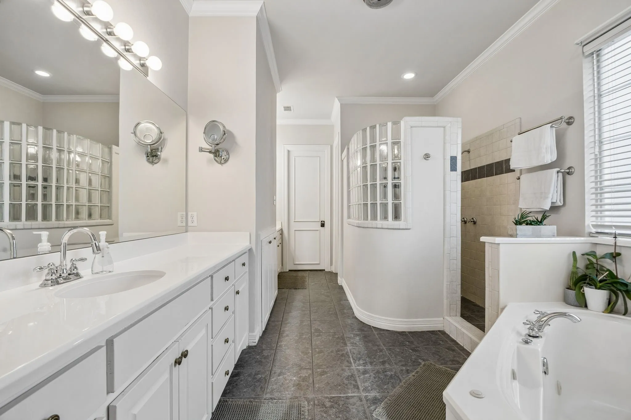 Single Family Residence For Sale in Dallas County , 1129 Wishing Well Court, Cedar Hill, Texas 75104, 5 Bedroom, 3 Bathroom, 3 Garage spaces, 3,342 Sqft, built in 1998, mls#21367897, Real Estate Agent in Cedar Hill, Homes For Sale in Dallas county, Homes For Sale in Cedar Hill, Realtor in Cedar Hill Texas, Real Estate Brokerage Independent Realty Texas, Luminita Cordes Realtor