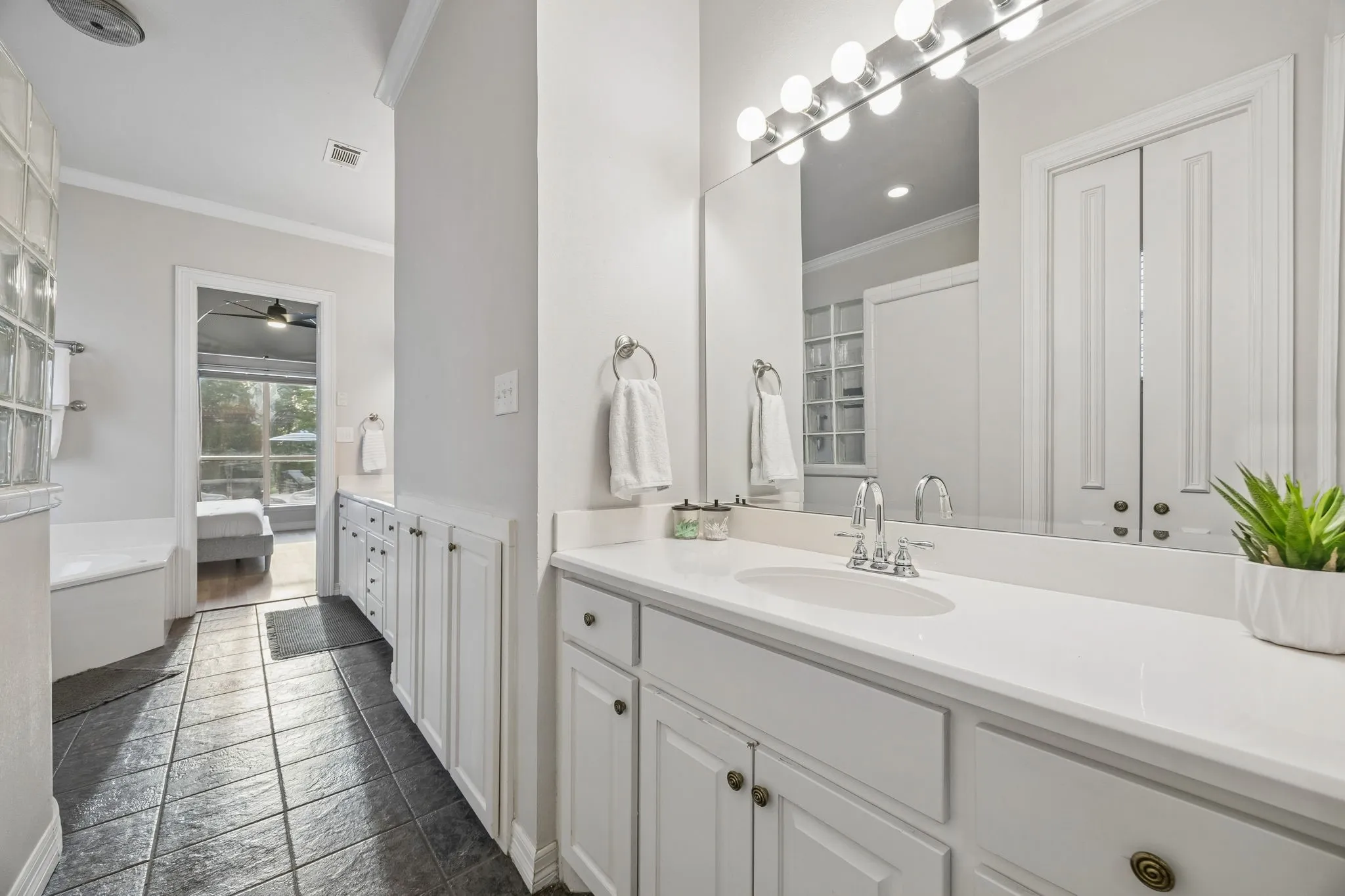 Single Family Residence For Sale in Dallas County , 1129 Wishing Well Court, Cedar Hill, Texas 75104, 5 Bedroom, 3 Bathroom, 3 Garage spaces, 3,342 Sqft, built in 1998, mls#21367897, Real Estate Agent in Cedar Hill, Homes For Sale in Dallas county, Homes For Sale in Cedar Hill, Realtor in Cedar Hill Texas, Real Estate Brokerage Independent Realty Texas, Luminita Cordes Realtor