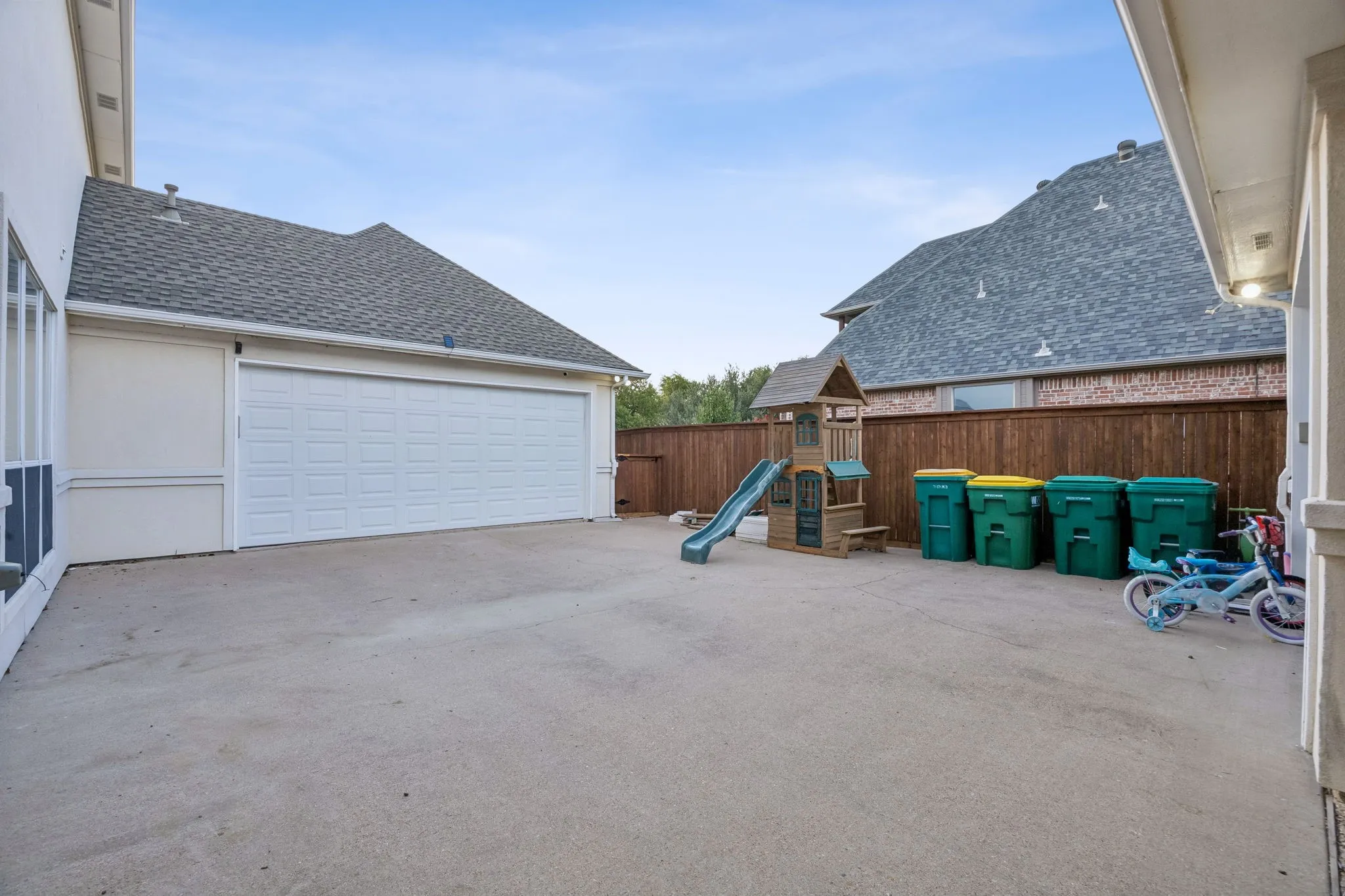Enclosed courtyard great for roaming pets or safe children at play