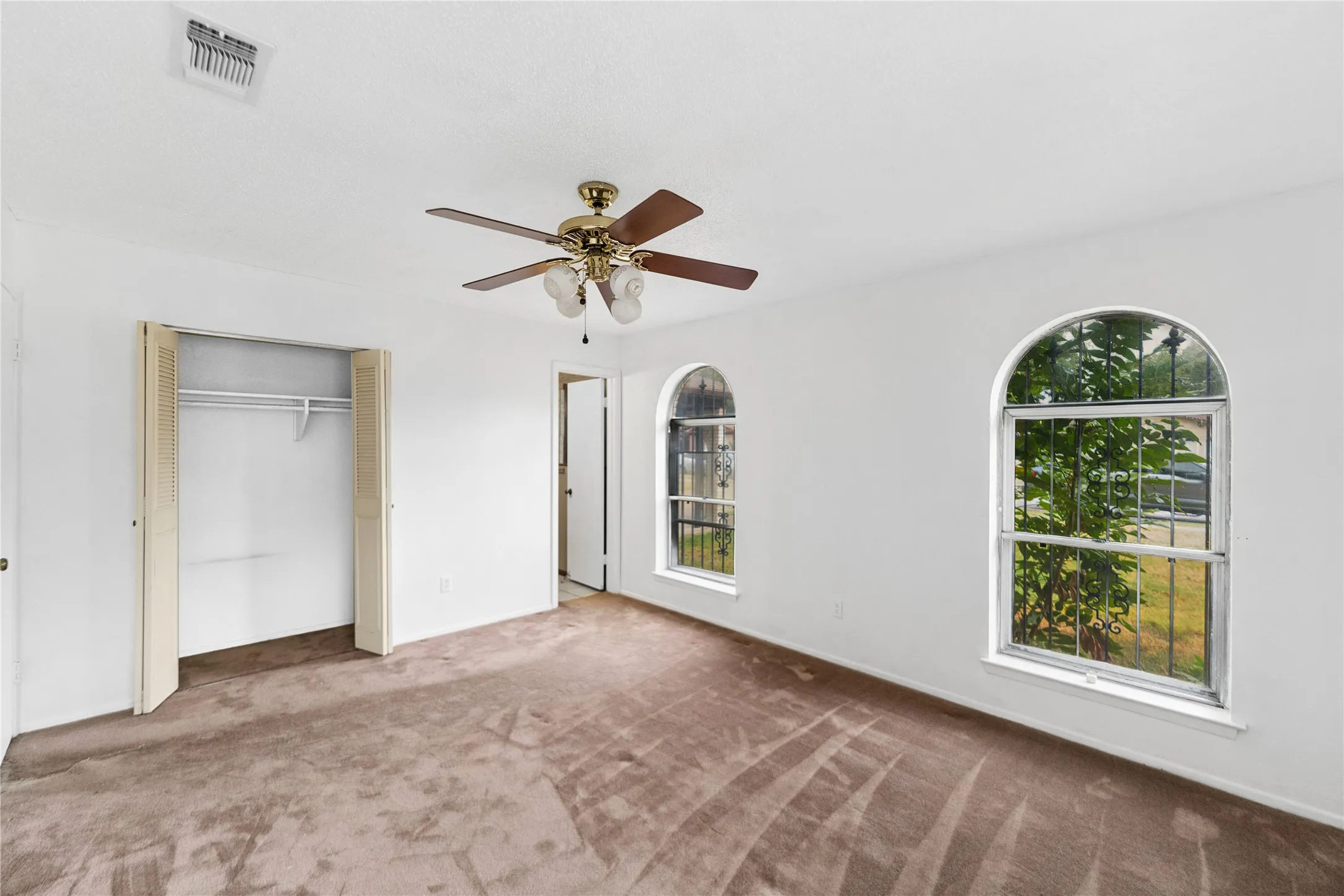 Single Family Residence For Sale in Tarrant County , 1710 Carla Avenue, Arlington, Texas 76014, 3 Bedroom, 2 Bathroom, 2 Garage spaces, 1,220 Sqft, built in 1970, mls#21383550, Real Estate Agent in Arlington, Homes For Sale in Tarrant county, Homes For Sale in Arlington, Realtor in Arlington Texas, Real Estate Brokerage Independent Realty Texas, Luminita Cordes Realtor