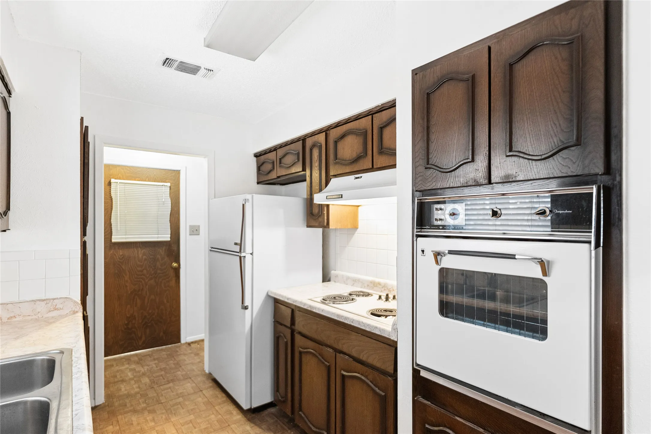 Single Family Residence For Sale in Tarrant County , 1710 Carla Avenue, Arlington, Texas 76014, 3 Bedroom, 2 Bathroom, 2 Garage spaces, 1,220 Sqft, built in 1970, mls#21383550, Real Estate Agent in Arlington, Homes For Sale in Tarrant county, Homes For Sale in Arlington, Realtor in Arlington Texas, Real Estate Brokerage Independent Realty Texas, Luminita Cordes Realtor