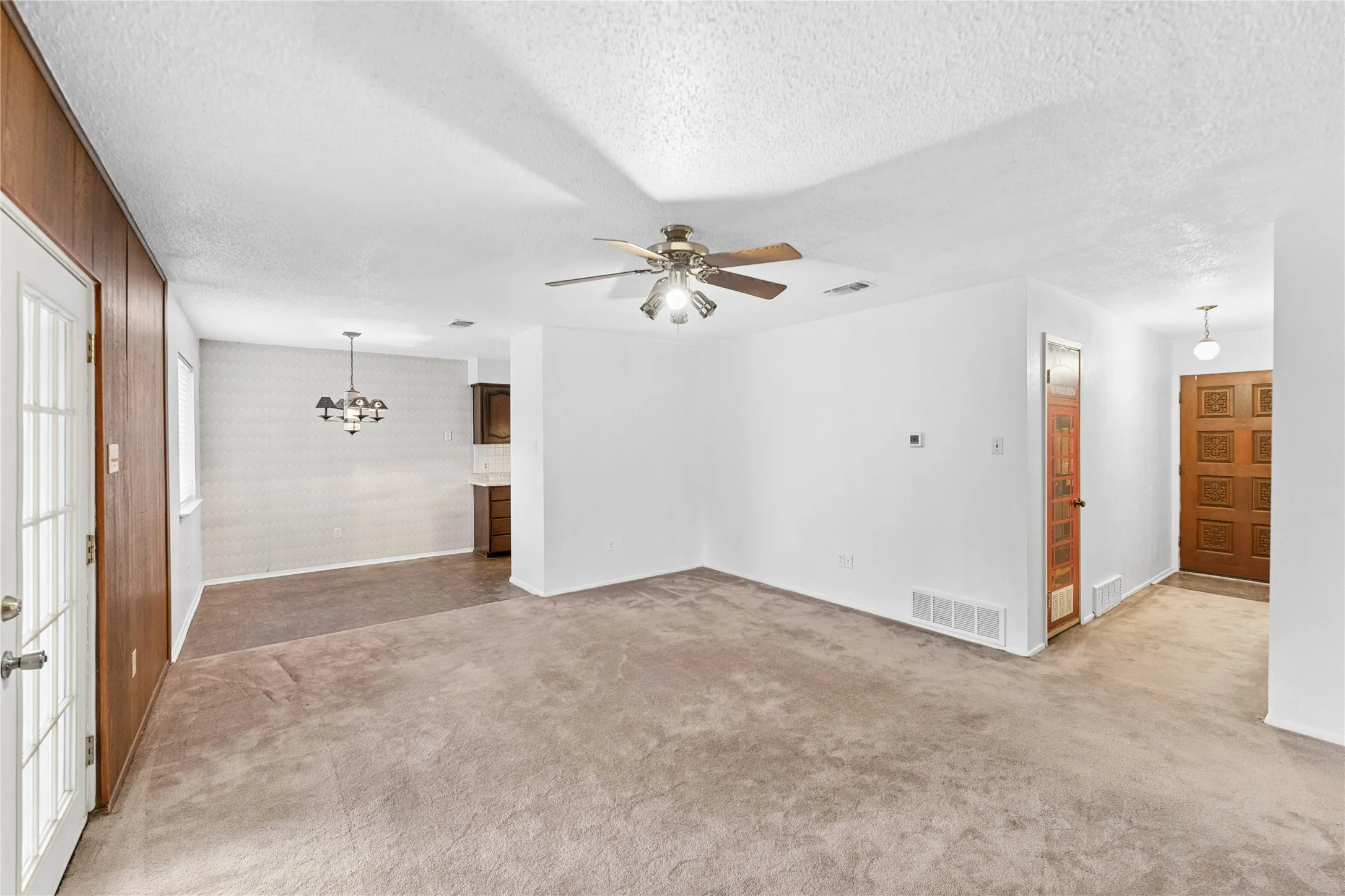 Single Family Residence For Sale in Tarrant County , 1710 Carla Avenue, Arlington, Texas 76014, 3 Bedroom, 2 Bathroom, 2 Garage spaces, 1,220 Sqft, built in 1970, mls#21383550, Real Estate Agent in Arlington, Homes For Sale in Tarrant county, Homes For Sale in Arlington, Realtor in Arlington Texas, Real Estate Brokerage Independent Realty Texas, Luminita Cordes Realtor