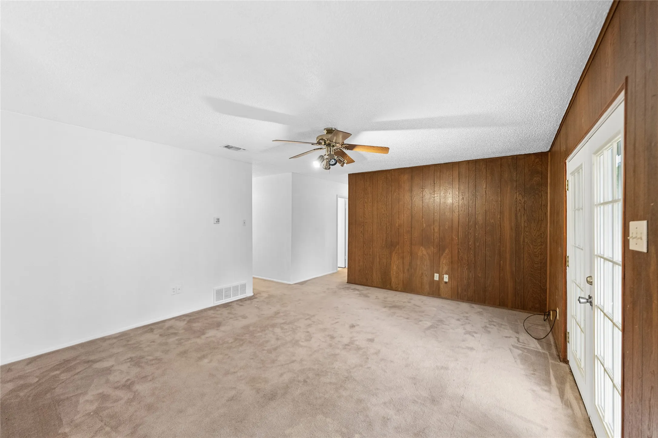 Single Family Residence For Sale in Tarrant County , 1710 Carla Avenue, Arlington, Texas 76014, 3 Bedroom, 2 Bathroom, 2 Garage spaces, 1,220 Sqft, built in 1970, mls#21383550, Real Estate Agent in Arlington, Homes For Sale in Tarrant county, Homes For Sale in Arlington, Realtor in Arlington Texas, Real Estate Brokerage Independent Realty Texas, Luminita Cordes Realtor