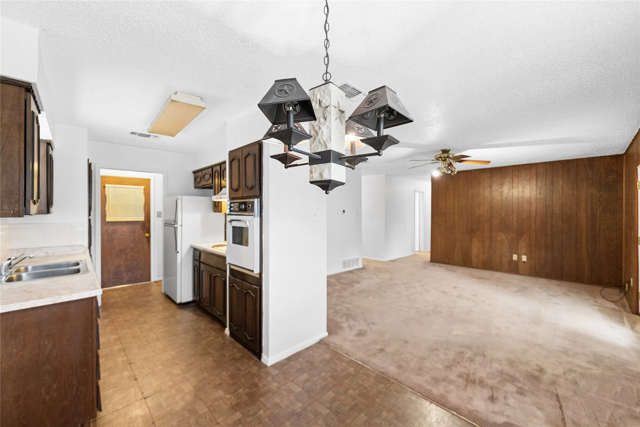 Single Family Residence For Sale in Tarrant County , 1710 Carla Avenue, Arlington, Texas 76014, 3 Bedroom, 2 Bathroom, 2 Garage spaces, 1,220 Sqft, built in 1970, mls#21383550, Real Estate Agent in Arlington, Homes For Sale in Tarrant county, Homes For Sale in Arlington, Realtor in Arlington Texas, Real Estate Brokerage Independent Realty Texas, Luminita Cordes Realtor