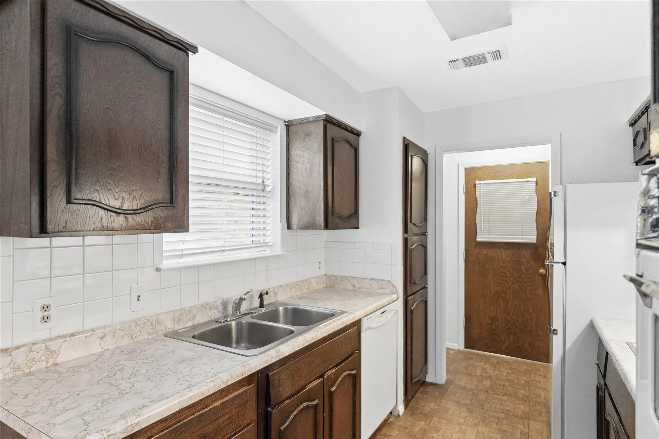 Single Family Residence For Sale in Tarrant County , 1710 Carla Avenue, Arlington, Texas 76014, 3 Bedroom, 2 Bathroom, 2 Garage spaces, 1,220 Sqft, built in 1970, mls#21383550, Real Estate Agent in Arlington, Homes For Sale in Tarrant county, Homes For Sale in Arlington, Realtor in Arlington Texas, Real Estate Brokerage Independent Realty Texas, Luminita Cordes Realtor