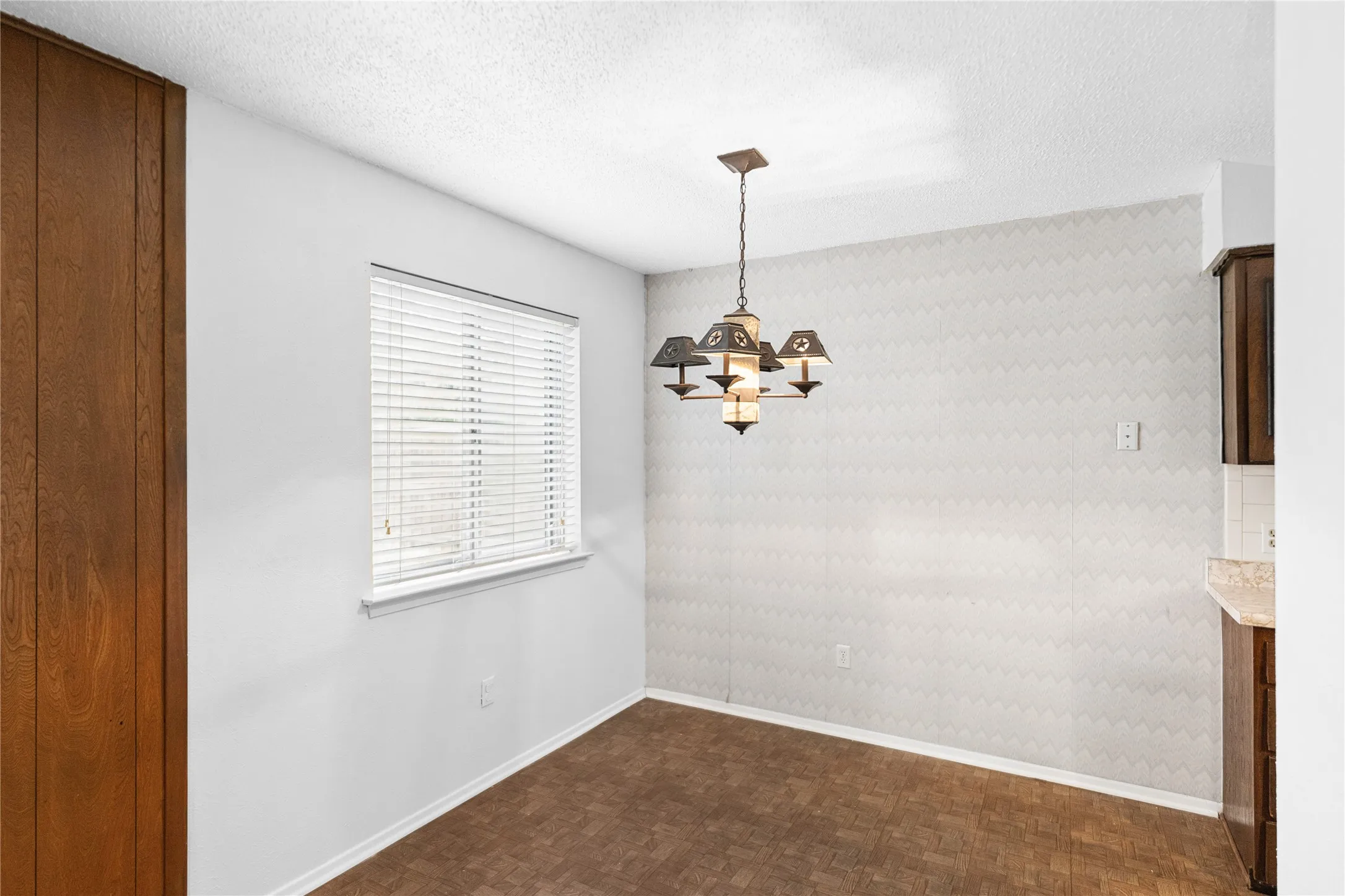 Single Family Residence For Sale in Tarrant County , 1710 Carla Avenue, Arlington, Texas 76014, 3 Bedroom, 2 Bathroom, 2 Garage spaces, 1,220 Sqft, built in 1970, mls#21383550, Real Estate Agent in Arlington, Homes For Sale in Tarrant county, Homes For Sale in Arlington, Realtor in Arlington Texas, Real Estate Brokerage Independent Realty Texas, Luminita Cordes Realtor