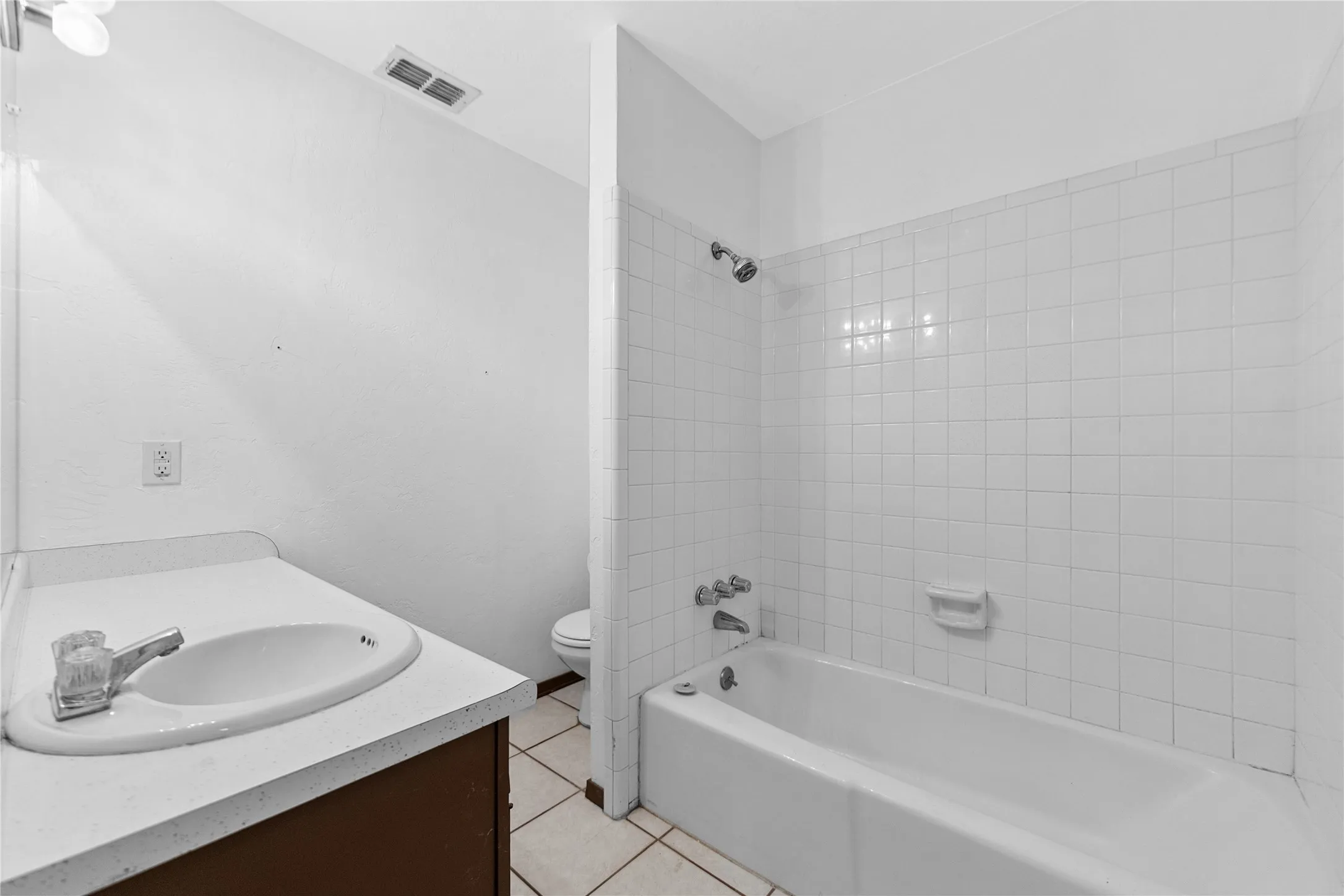Single Family Residence For Sale in Tarrant County , 1710 Carla Avenue, Arlington, Texas 76014, 3 Bedroom, 2 Bathroom, 2 Garage spaces, 1,220 Sqft, built in 1970, mls#21383550, Real Estate Agent in Arlington, Homes For Sale in Tarrant county, Homes For Sale in Arlington, Realtor in Arlington Texas, Real Estate Brokerage Independent Realty Texas, Luminita Cordes Realtor