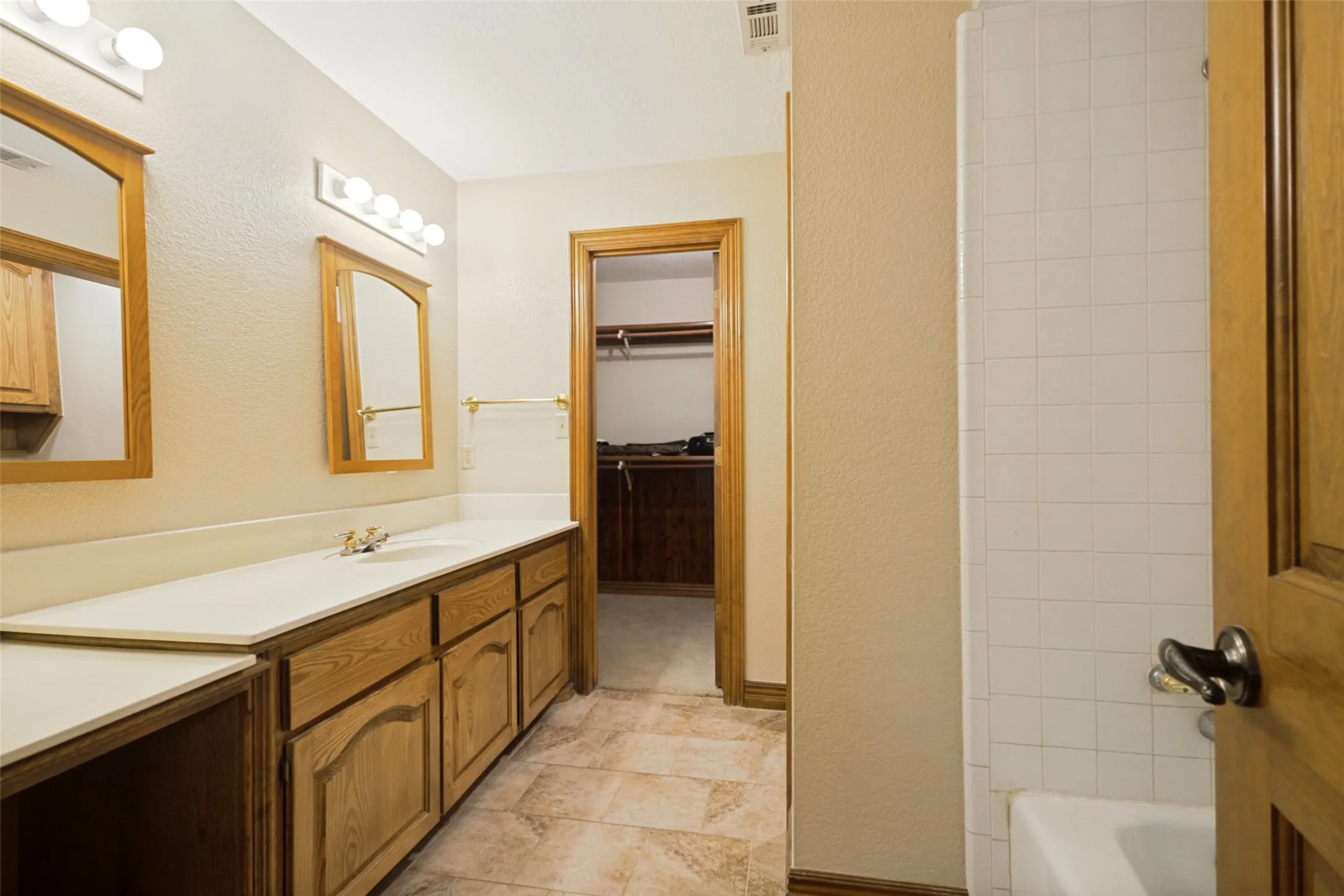 Single Family Residence For Sale in Tarrant County , 1013 Diamond Boulevard, Southlake, Texas 76092, 5 Bedroom, 8 Bathroom, 3 Garage spaces, 5,345 Sqft, built in 1985, mls#21384036, Real Estate Agent in Southlake, Homes For Sale in Tarrant county, Homes For Sale in Southlake, Realtor in Southlake Texas, Real Estate Brokerage Independent Realty Texas, Luminita Cordes Realtor