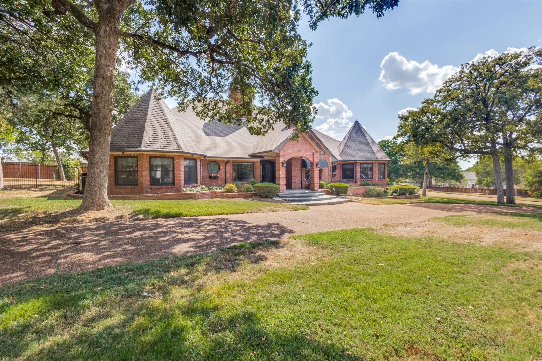 Single Family Residence For Sale in Tarrant County , 1013 Diamond Boulevard, Southlake, Texas 76092, 5 Bedroom, 8 Bathroom, 3 Garage spaces, 5,345 Sqft, built in 1985, mls#21384036, Real Estate Agent in Southlake, Homes For Sale in Tarrant county, Homes For Sale in Southlake, Realtor in Southlake Texas, Real Estate Brokerage Independent Realty Texas, Luminita Cordes Realtor