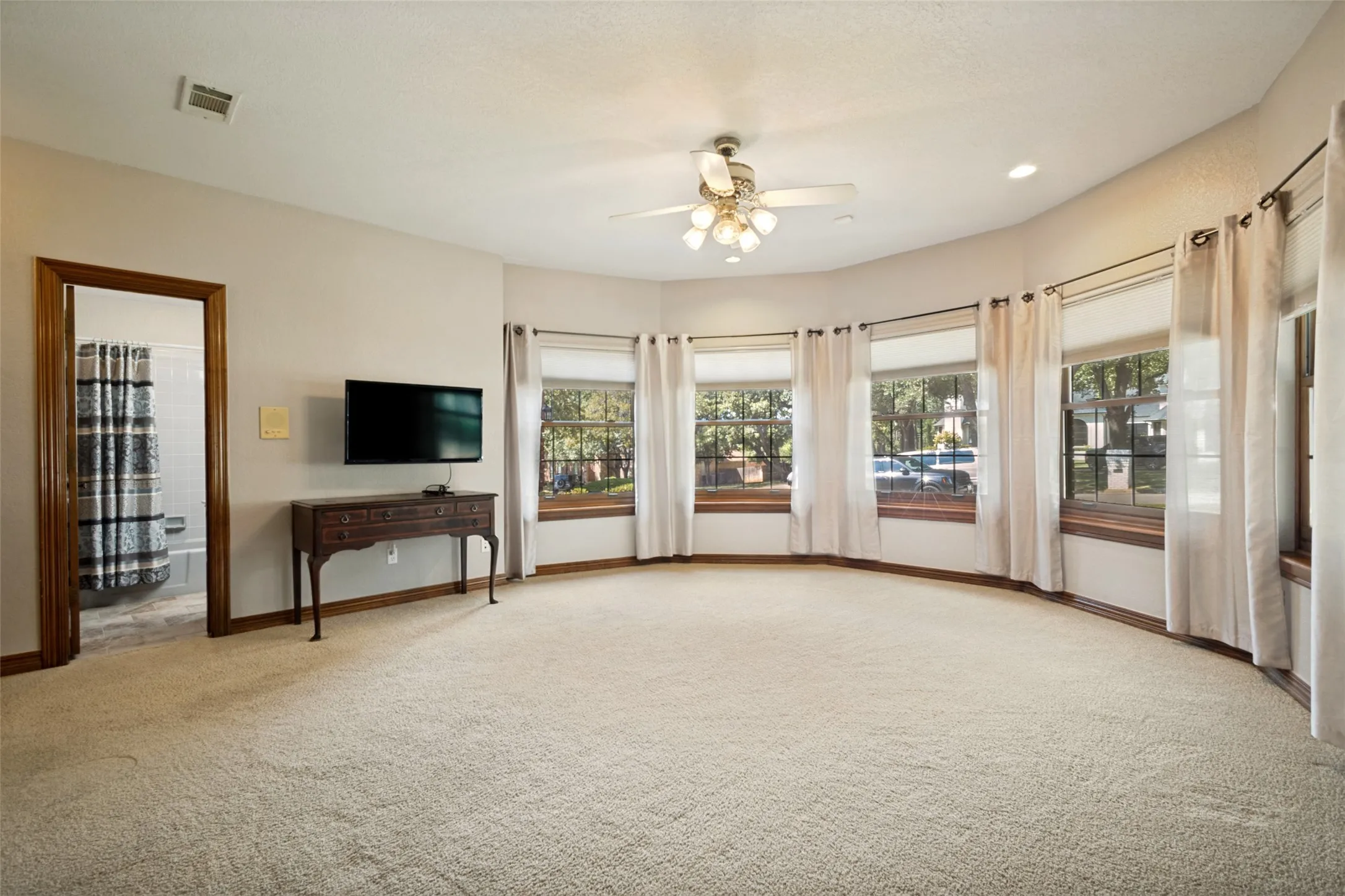 Single Family Residence For Sale in Tarrant County , 1013 Diamond Boulevard, Southlake, Texas 76092, 5 Bedroom, 8 Bathroom, 3 Garage spaces, 5,345 Sqft, built in 1985, mls#21384036, Real Estate Agent in Southlake, Homes For Sale in Tarrant county, Homes For Sale in Southlake, Realtor in Southlake Texas, Real Estate Brokerage Independent Realty Texas, Luminita Cordes Realtor