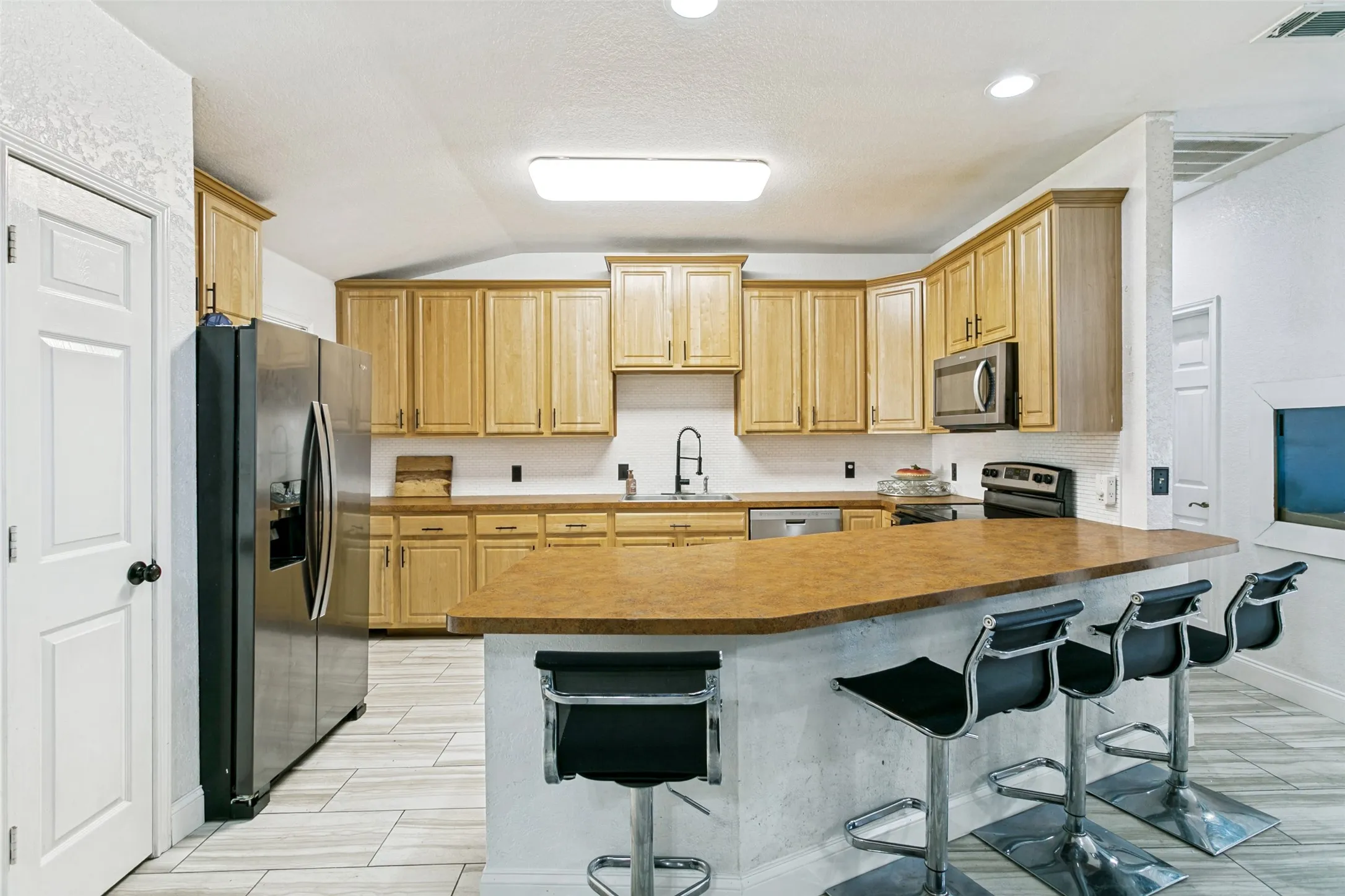Single Family Residence For Sale in Tarrant County , 7647 Blanchard Way, Fort Worth, Texas 76126, 3 Bedroom, 2 Bathroom, Garage spaces, 2,105 Sqft, built in 2007, mls#21383982, Real Estate Agent in Fort Worth, Homes For Sale in Tarrant county, Homes For Sale in Fort Worth, Realtor in Fort Worth Texas, Real Estate Brokerage Independent Realty Texas, Luminita Cordes Realtor