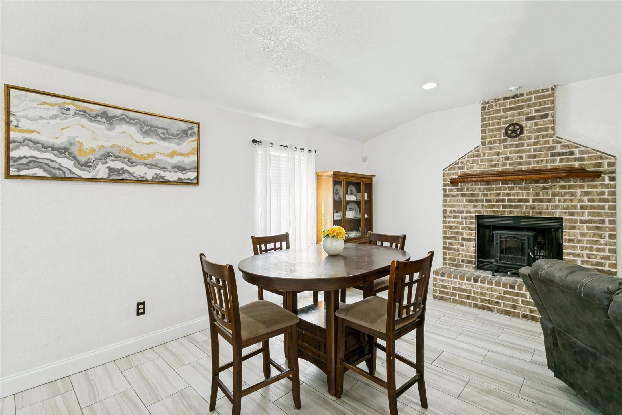 Single Family Residence For Sale in Tarrant County , 7647 Blanchard Way, Fort Worth, Texas 76126, 3 Bedroom, 2 Bathroom, Garage spaces, 2,105 Sqft, built in 2007, mls#21383982, Real Estate Agent in Fort Worth, Homes For Sale in Tarrant county, Homes For Sale in Fort Worth, Realtor in Fort Worth Texas, Real Estate Brokerage Independent Realty Texas, Luminita Cordes Realtor