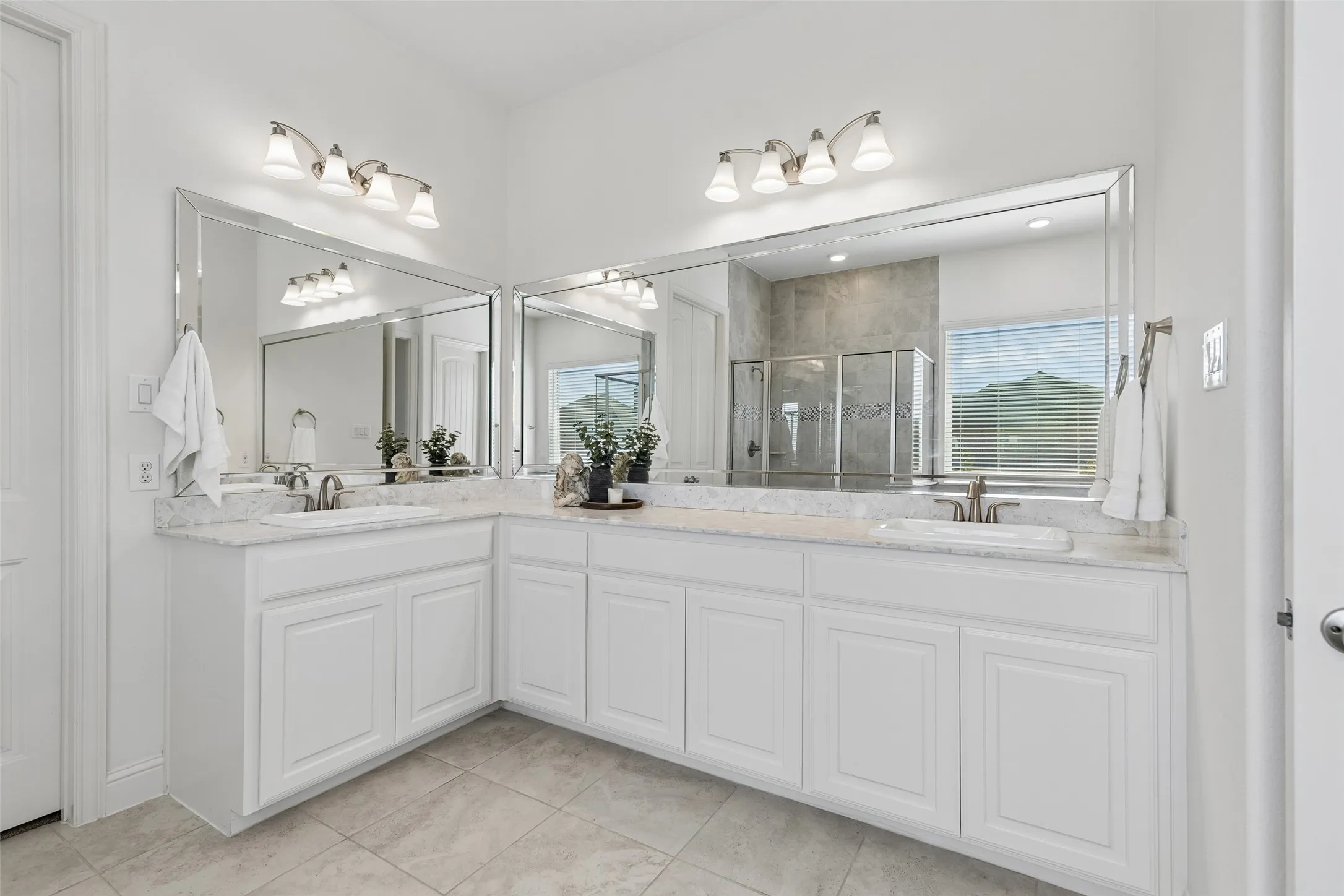 Single Family Residence For Sale in Grayson County , 1818 Turtle Creek Lane, Gunter, Texas 75058, 4 Bedroom, 3 Bathroom, 3 Garage spaces, 3,773 Sqft, built in 2017, mls#21384004, Real Estate Agent in Gunter, Homes For Sale in Grayson county, Homes For Sale in Gunter, Realtor in Gunter Texas, Real Estate Brokerage Independent Realty Texas, Luminita Cordes Realtor