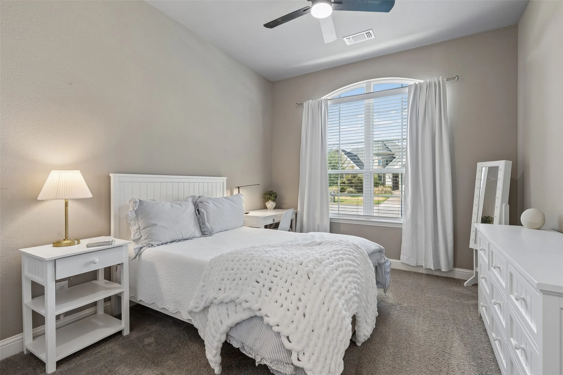 Single Family Residence For Sale in Grayson County , 1818 Turtle Creek Lane, Gunter, Texas 75058, 4 Bedroom, 3 Bathroom, 3 Garage spaces, 3,773 Sqft, built in 2017, mls#21384004, Real Estate Agent in Gunter, Homes For Sale in Grayson county, Homes For Sale in Gunter, Realtor in Gunter Texas, Real Estate Brokerage Independent Realty Texas, Luminita Cordes Realtor