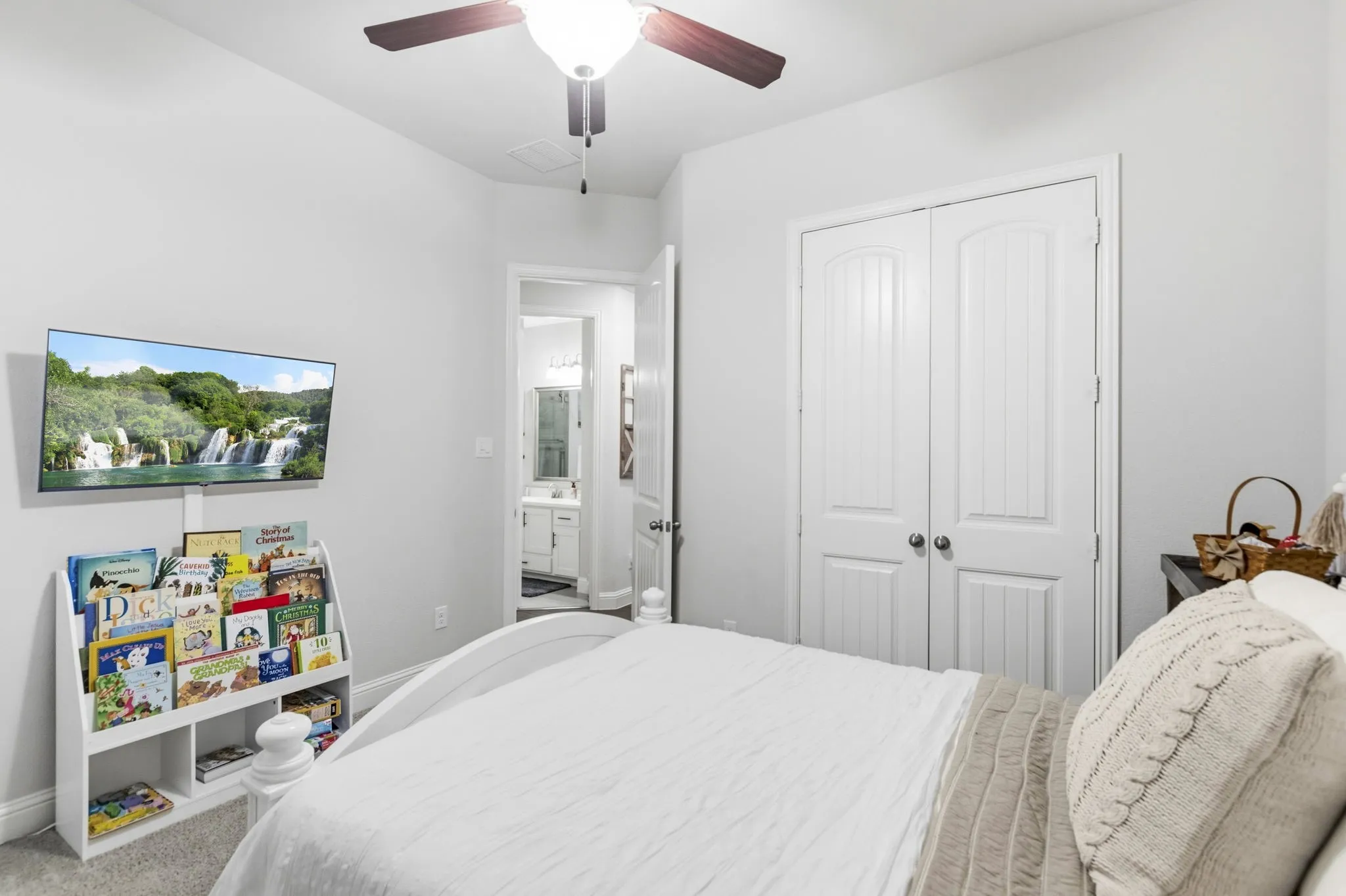 Single Family Residence For Sale in Denton County , 2525 Olive Branch Drive, Lewisville, Texas 75056, 3 Bedroom, 2 Bathroom, 2 Garage spaces, 2,157 Sqft, built in 2016, mls#21382604, Real Estate Agent in Lewisville, Homes For Sale in Denton county, Homes For Sale in Lewisville, Realtor in Lewisville Texas, Real Estate Brokerage Independent Realty Texas, Luminita Cordes Realtor