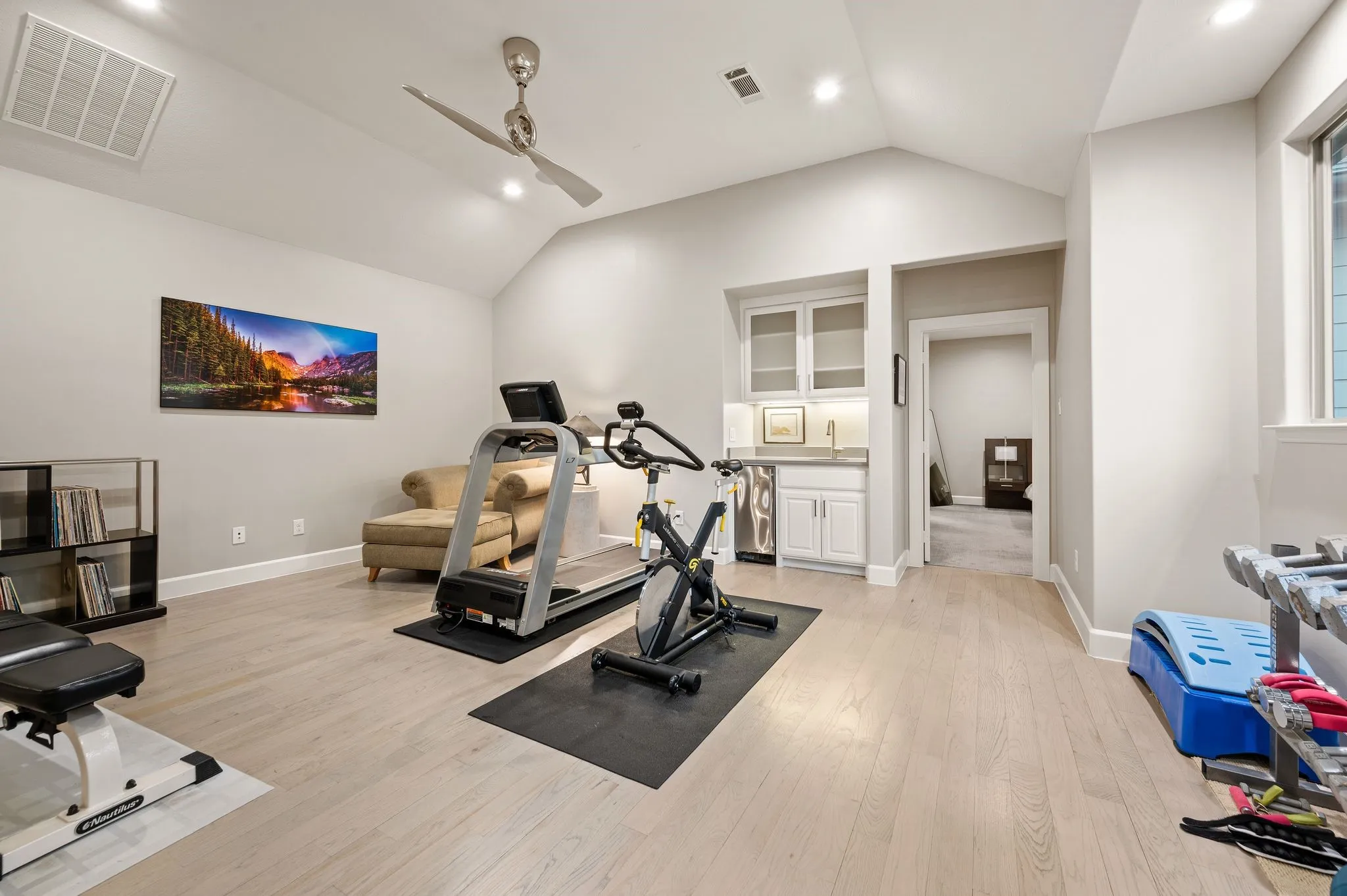 Single Family Residence For Sale in Dallas County , 6811 Del Norte Lane, Dallas, Texas 75225, 4 Bedroom, 5 Bathroom, 2 Garage spaces, 3,789 Sqft, built in 2015, mls#21382176, Real Estate Agent in Dallas, Homes For Sale in Dallas county, Homes For Sale in Dallas, Realtor in Dallas Texas, Real Estate Brokerage Independent Realty Texas, Luminita Cordes Realtor