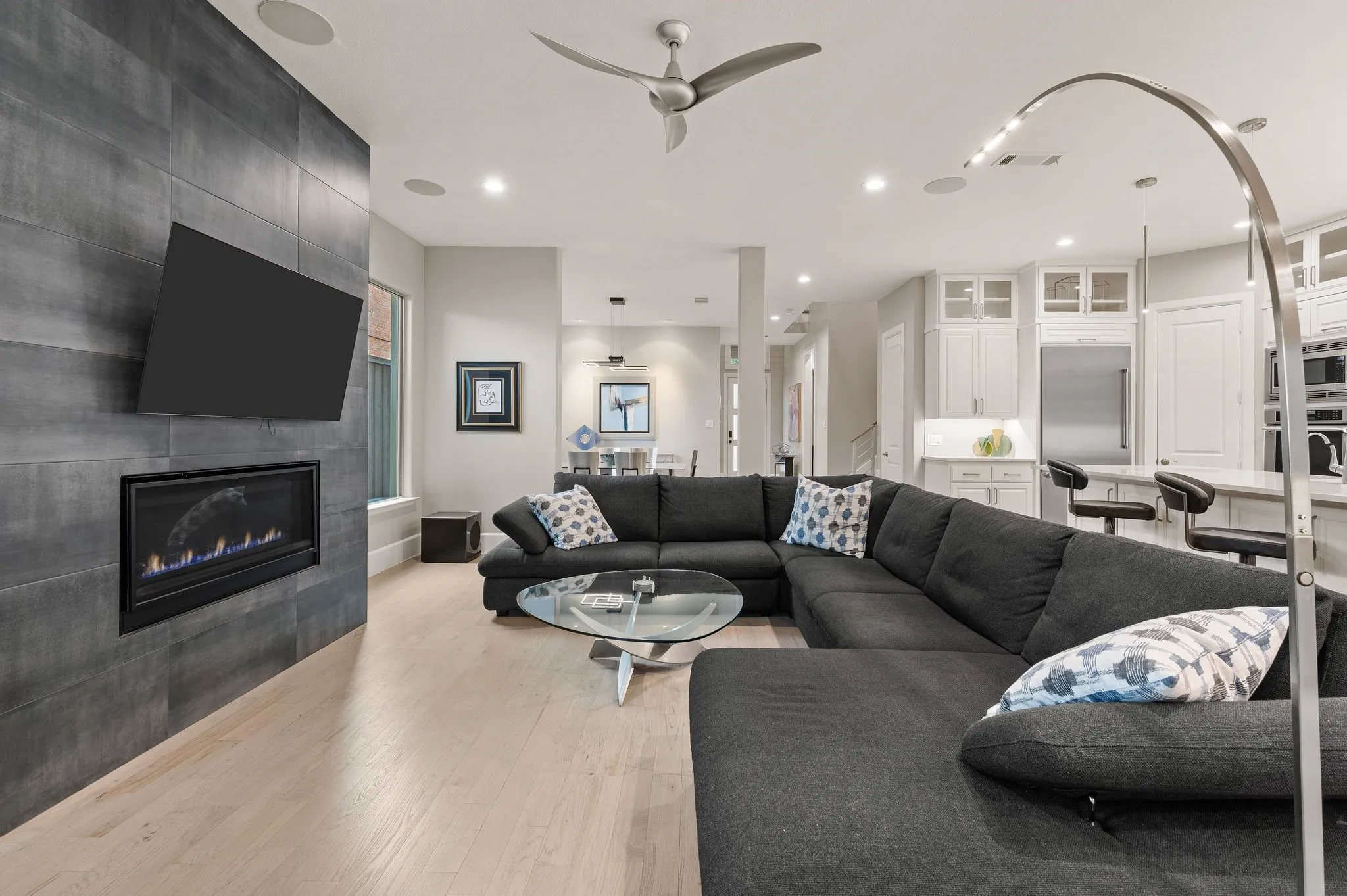 Single Family Residence For Sale in Dallas County , 6811 Del Norte Lane, Dallas, Texas 75225, 4 Bedroom, 5 Bathroom, 2 Garage spaces, 3,789 Sqft, built in 2015, mls#21382176, Real Estate Agent in Dallas, Homes For Sale in Dallas county, Homes For Sale in Dallas, Realtor in Dallas Texas, Real Estate Brokerage Independent Realty Texas, Luminita Cordes Realtor