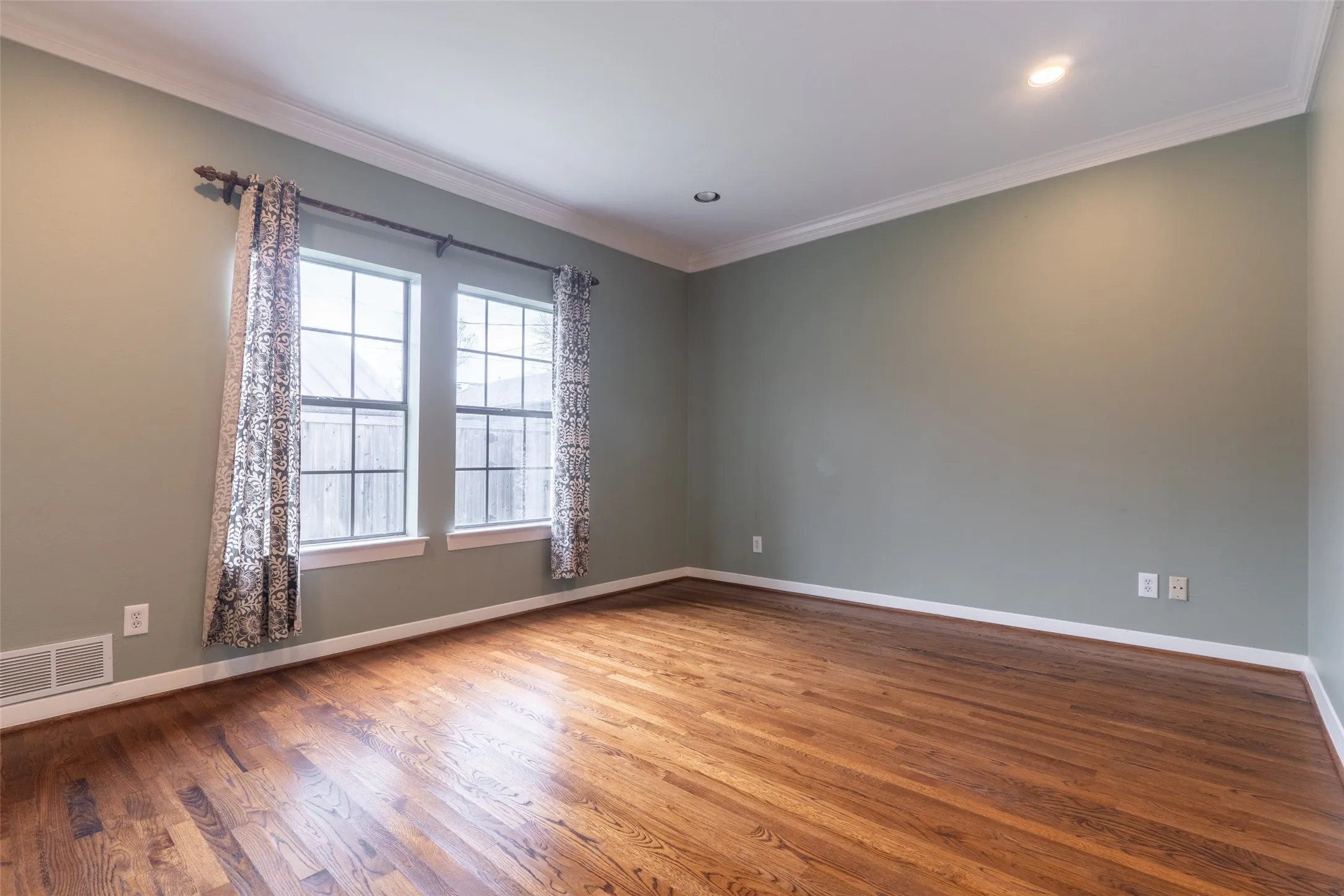 Single Family Residence For Rent in Dallas County , 3514 Harvard Avenue, Highland Park, Texas 75205, 5 Bedroom, 5 Bathroom, 2 Garage spaces, 3,690 Sqft, built in 1979, mls#21383963, Real Estate Agent in Highland Park, Homes For Rent in Dallas county, Homes For Rent in Highland Park, Realtor in Highland Park Texas, Real Estate Brokerage Independent Realty Texas, Luminita Cordes Realtor