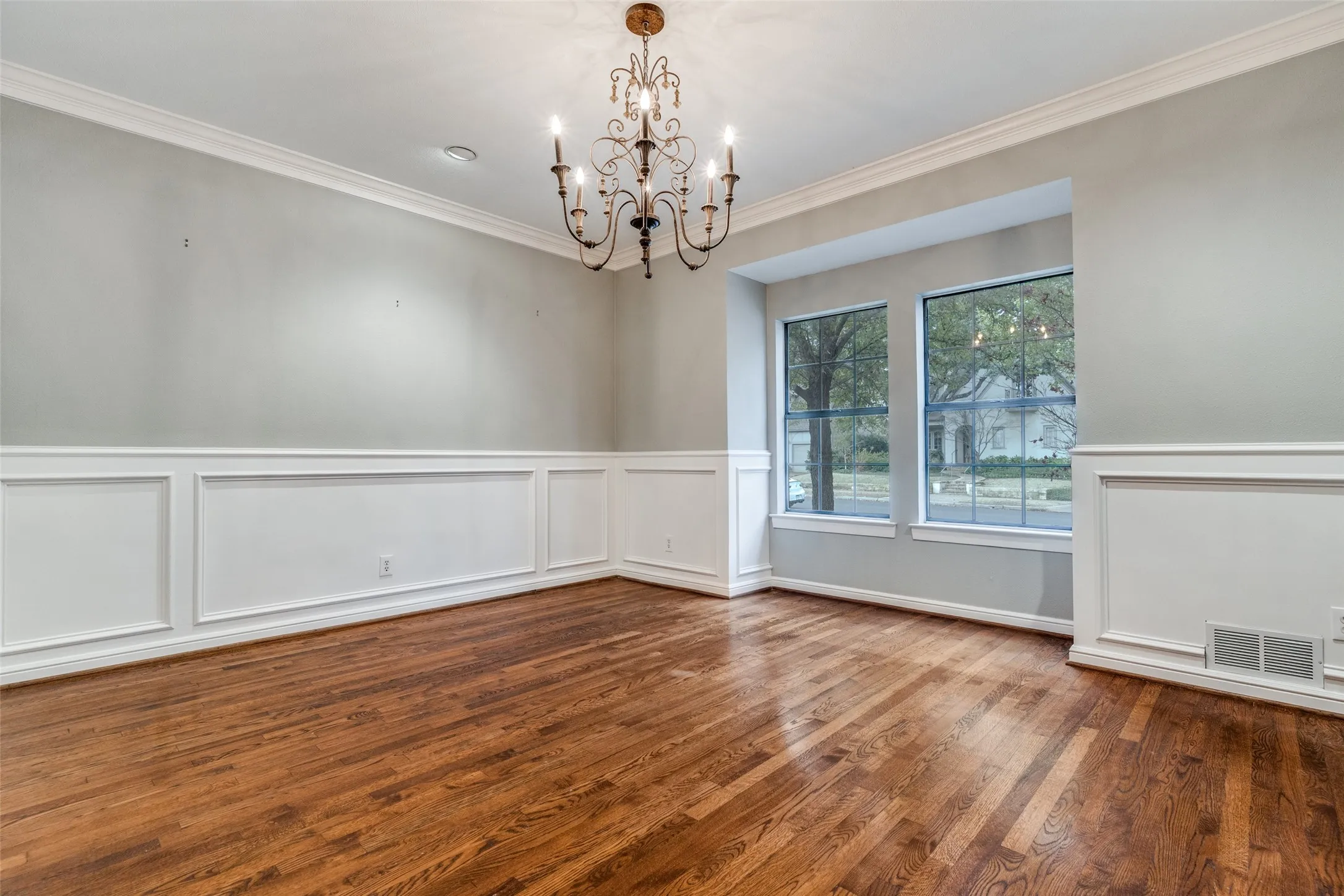Single Family Residence For Rent in Dallas County , 3514 Harvard Avenue, Highland Park, Texas 75205, 5 Bedroom, 5 Bathroom, 2 Garage spaces, 3,690 Sqft, built in 1979, mls#21383963, Real Estate Agent in Highland Park, Homes For Rent in Dallas county, Homes For Rent in Highland Park, Realtor in Highland Park Texas, Real Estate Brokerage Independent Realty Texas, Luminita Cordes Realtor