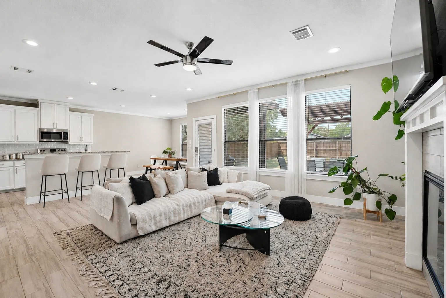 Single Family Residence For Sale in Dallas County , 4001 Abilene Street, Dallas, Texas 75212, 4 Bedroom, 3 Bathroom, 2 Garage spaces, 2,539 Sqft, built in 2019, mls#21382258, Real Estate Agent in Dallas, Homes For Sale in Dallas county, Homes For Sale in Dallas, Realtor in Dallas Texas, Real Estate Brokerage Independent Realty Texas, Luminita Cordes Realtor