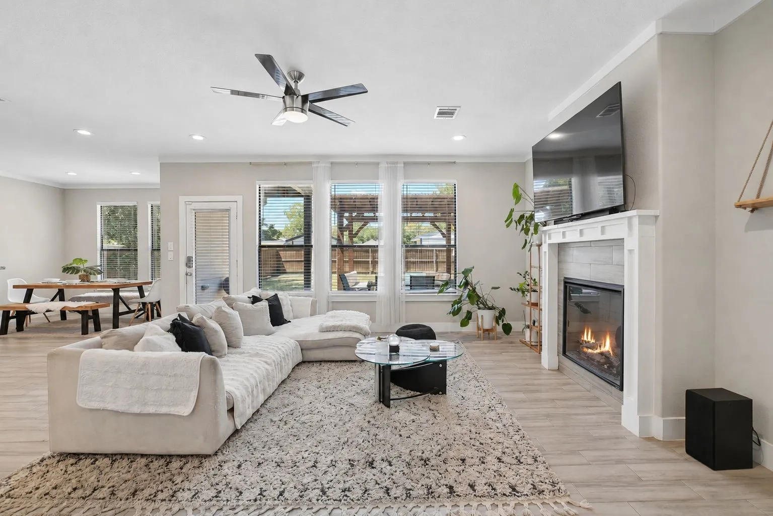 Single Family Residence For Sale in Dallas County , 4001 Abilene Street, Dallas, Texas 75212, 4 Bedroom, 3 Bathroom, 2 Garage spaces, 2,539 Sqft, built in 2019, mls#21382258, Real Estate Agent in Dallas, Homes For Sale in Dallas county, Homes For Sale in Dallas, Realtor in Dallas Texas, Real Estate Brokerage Independent Realty Texas, Luminita Cordes Realtor