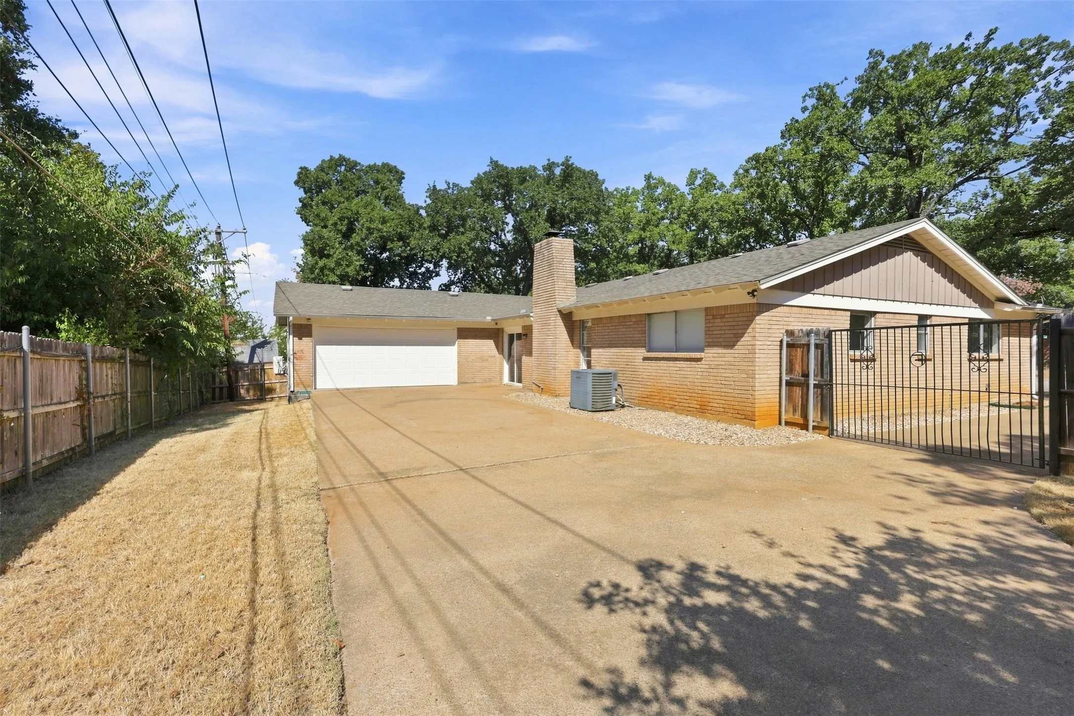 Single Family Residence For Sale in Tarrant County , 7544 Monterrey Drive, Fort Worth, Texas 76112, 4 Bedroom, 2 Bathroom, 2 Garage spaces, 2,099 Sqft, built in 1966, mls#21383983, Real Estate Agent in Fort Worth, Homes For Sale in Tarrant county, Homes For Sale in Fort Worth, Realtor in Fort Worth Texas, Real Estate Brokerage Independent Realty Texas, Luminita Cordes Realtor