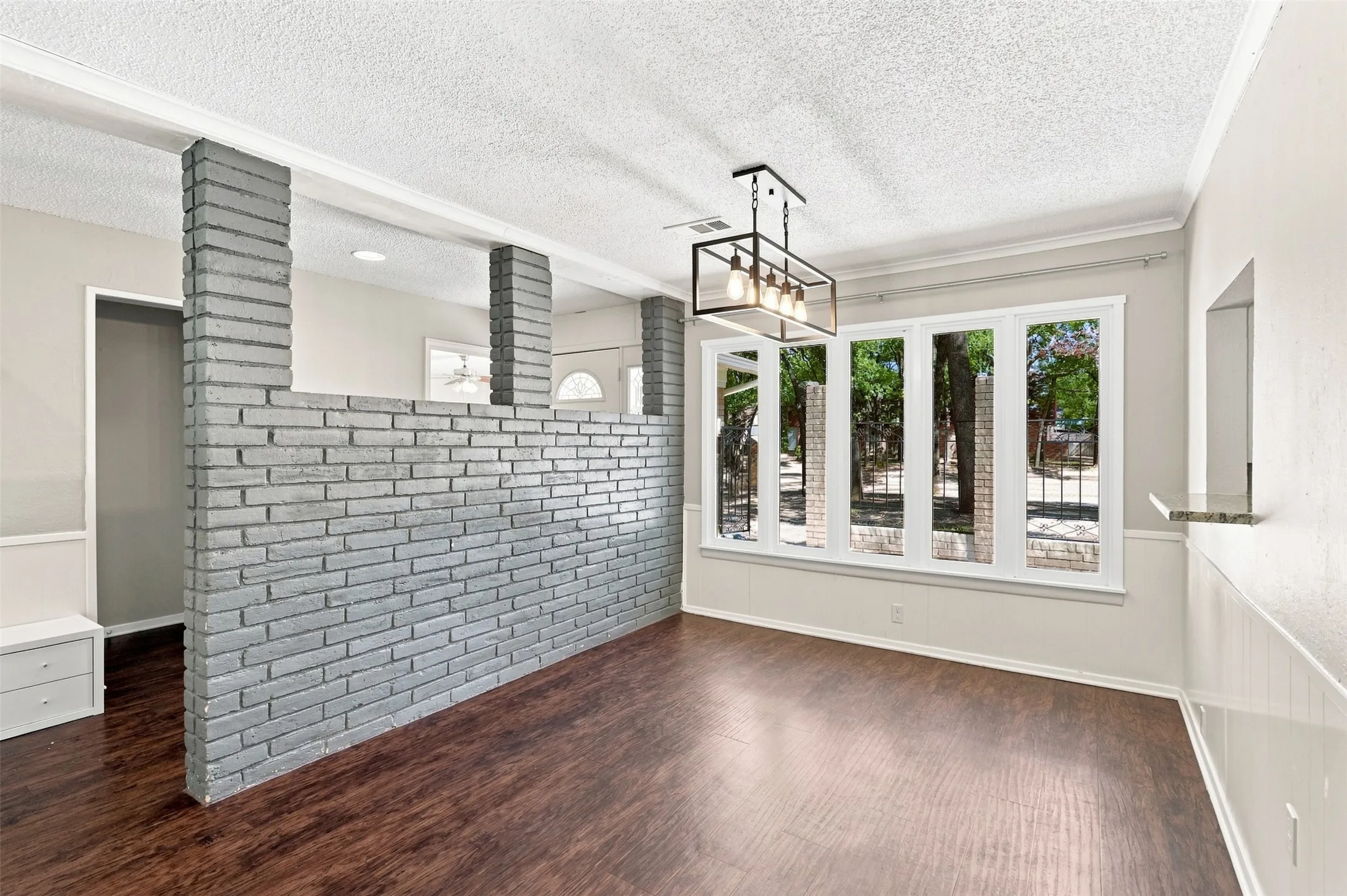 Single Family Residence For Sale in Tarrant County , 7544 Monterrey Drive, Fort Worth, Texas 76112, 4 Bedroom, 2 Bathroom, 2 Garage spaces, 2,099 Sqft, built in 1966, mls#21383983, Real Estate Agent in Fort Worth, Homes For Sale in Tarrant county, Homes For Sale in Fort Worth, Realtor in Fort Worth Texas, Real Estate Brokerage Independent Realty Texas, Luminita Cordes Realtor