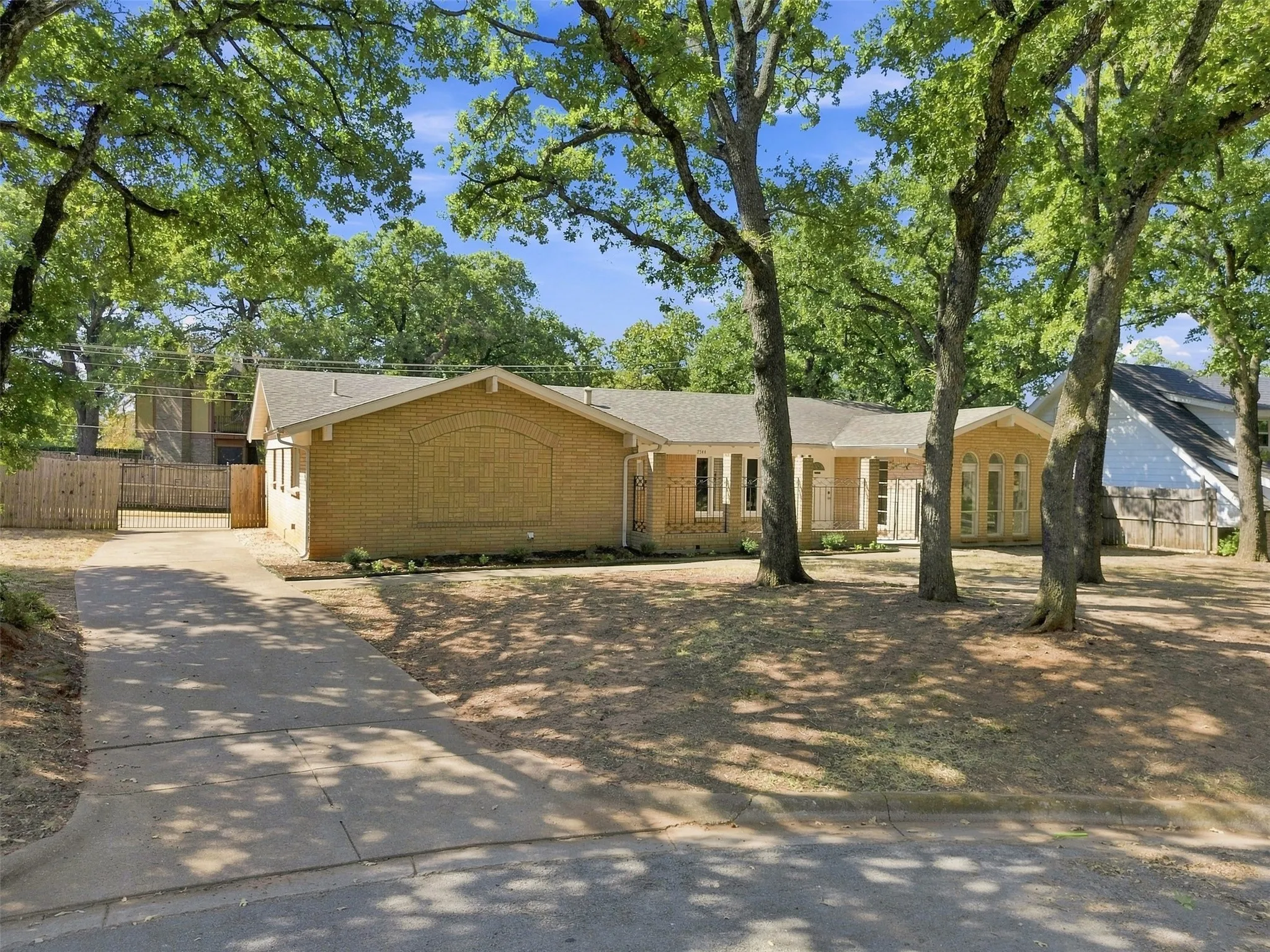 Single Family Residence For Sale in Tarrant County , 7544 Monterrey Drive, Fort Worth, Texas 76112, 4 Bedroom, 2 Bathroom, 2 Garage spaces, 2,099 Sqft, built in 1966, mls#21383983, Real Estate Agent in Fort Worth, Homes For Sale in Tarrant county, Homes For Sale in Fort Worth, Realtor in Fort Worth Texas, Real Estate Brokerage Independent Realty Texas, Luminita Cordes Realtor