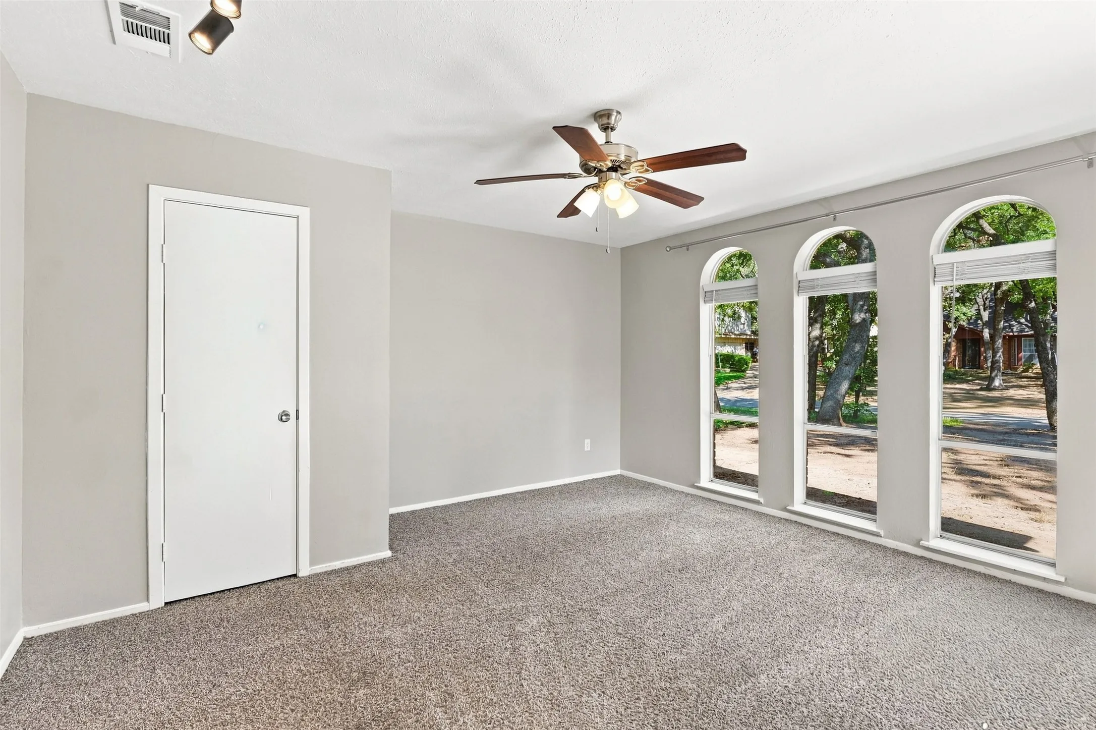 Single Family Residence For Sale in Tarrant County , 7544 Monterrey Drive, Fort Worth, Texas 76112, 4 Bedroom, 2 Bathroom, 2 Garage spaces, 2,099 Sqft, built in 1966, mls#21383983, Real Estate Agent in Fort Worth, Homes For Sale in Tarrant county, Homes For Sale in Fort Worth, Realtor in Fort Worth Texas, Real Estate Brokerage Independent Realty Texas, Luminita Cordes Realtor