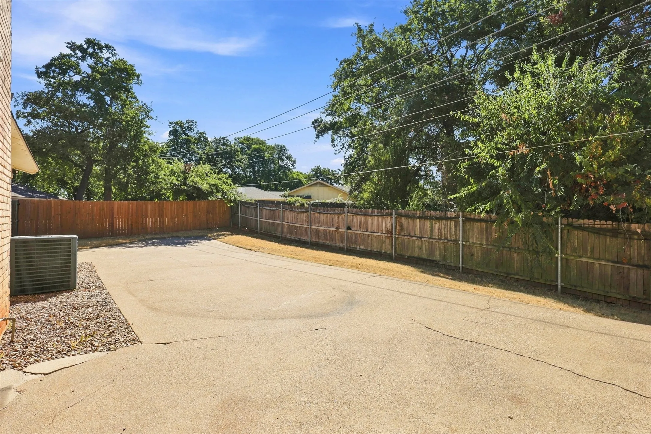 Single Family Residence For Sale in Tarrant County , 7544 Monterrey Drive, Fort Worth, Texas 76112, 4 Bedroom, 2 Bathroom, 2 Garage spaces, 2,099 Sqft, built in 1966, mls#21383983, Real Estate Agent in Fort Worth, Homes For Sale in Tarrant county, Homes For Sale in Fort Worth, Realtor in Fort Worth Texas, Real Estate Brokerage Independent Realty Texas, Luminita Cordes Realtor